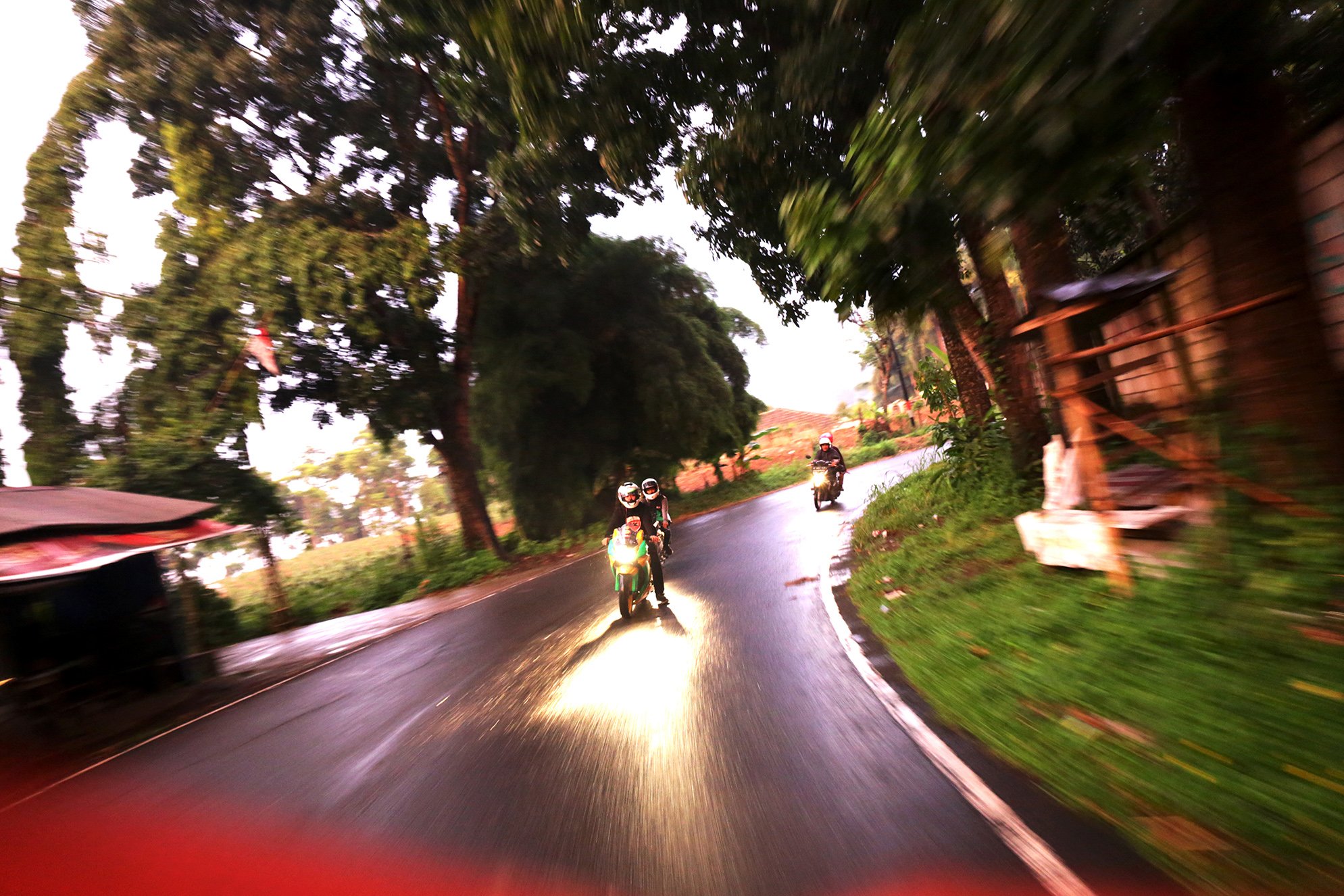 Gilang bersama anggota Kawasaki Ninja Club menaiki motor saat turing, Bogor, Jawa Barat (7/1).