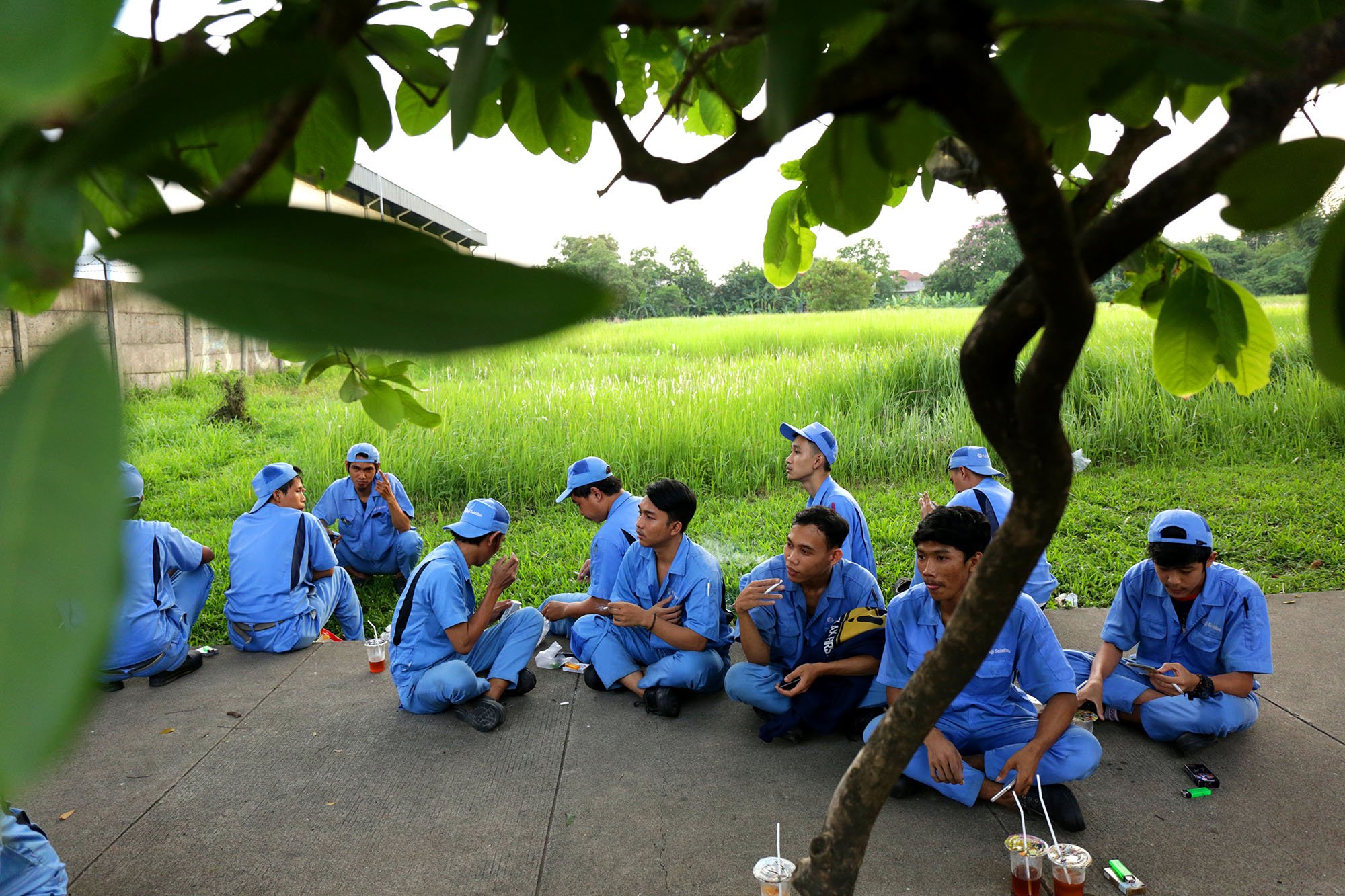 Maslin dan kawan kawannya yang berprofesi sebagai buruh pabrik di Cikarang, Jawa Barat (20/11).\r\n
