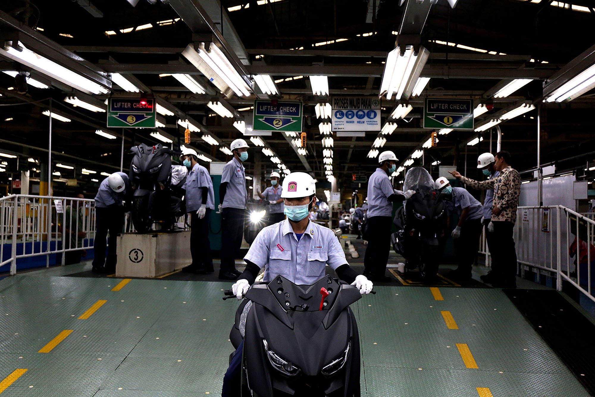 Seorang pekerja di pabrik pabrik PT Yamaha Motor Manufacturing Indonesia di pabrik Yamaha, Pulo Gadung Jakarta Timur pada hari ini Senin (3/12)