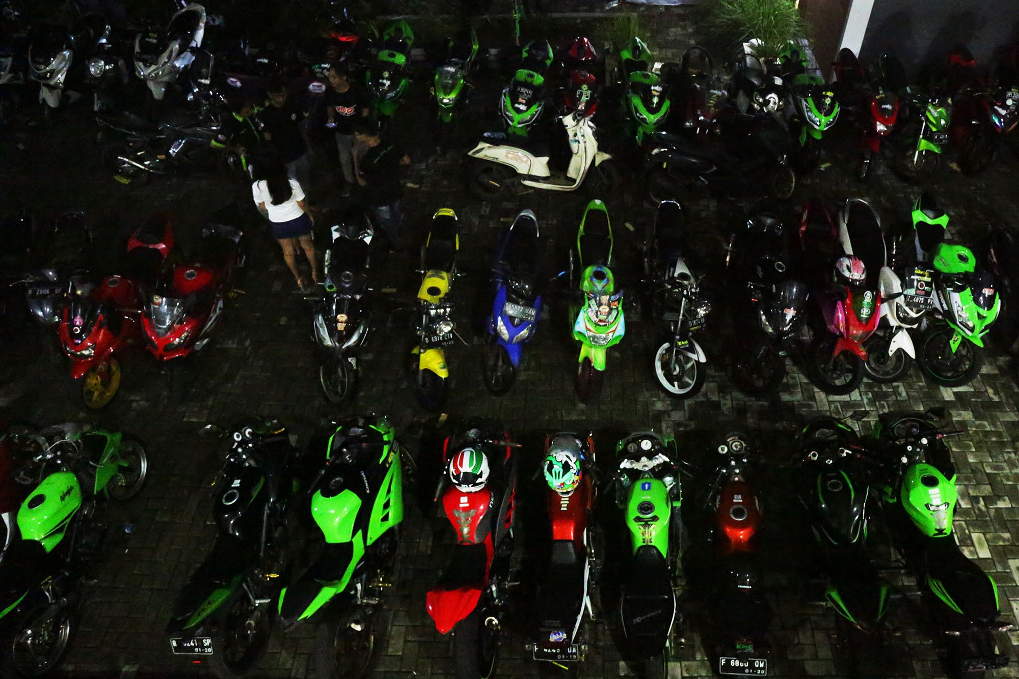 Sejumlah motor Ninja parkir di kawasan Bogor, Jawa Barat (13/1).