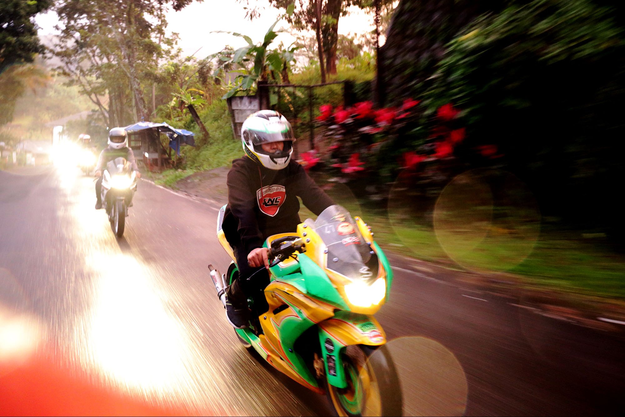 Gilang anggota Kawasaki Ninja Club Cikarang menaiki motor saat touring, Bogor, Jawa Barat (7/1).\r\n