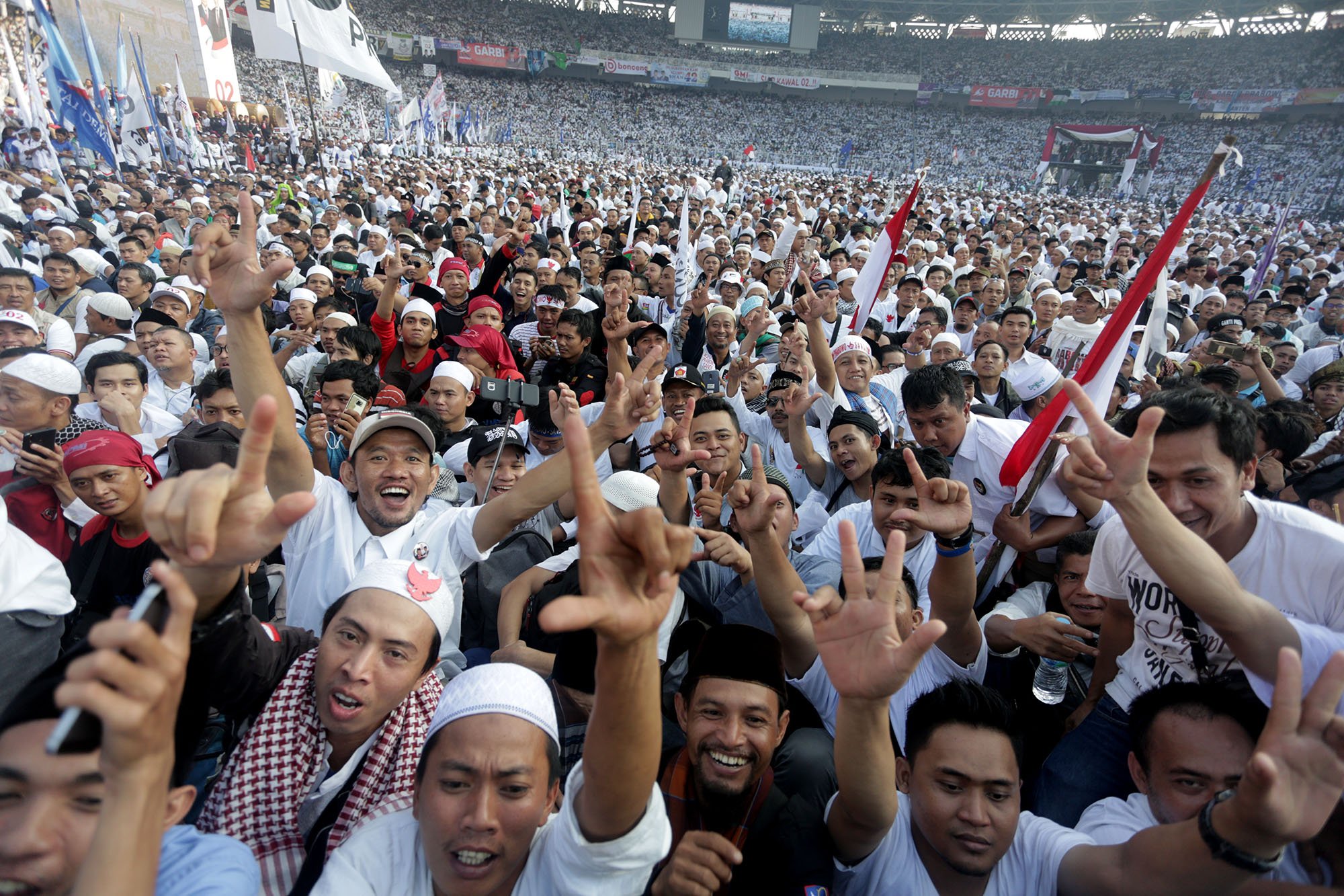 Suasana kampanye akbar oleh pasangan calon peresiden dan wakil presiden nomor urut dua yaitu Prabowo dan Sandiaga Uno di Gelora Bung Karno, Jakarta (7/4). 