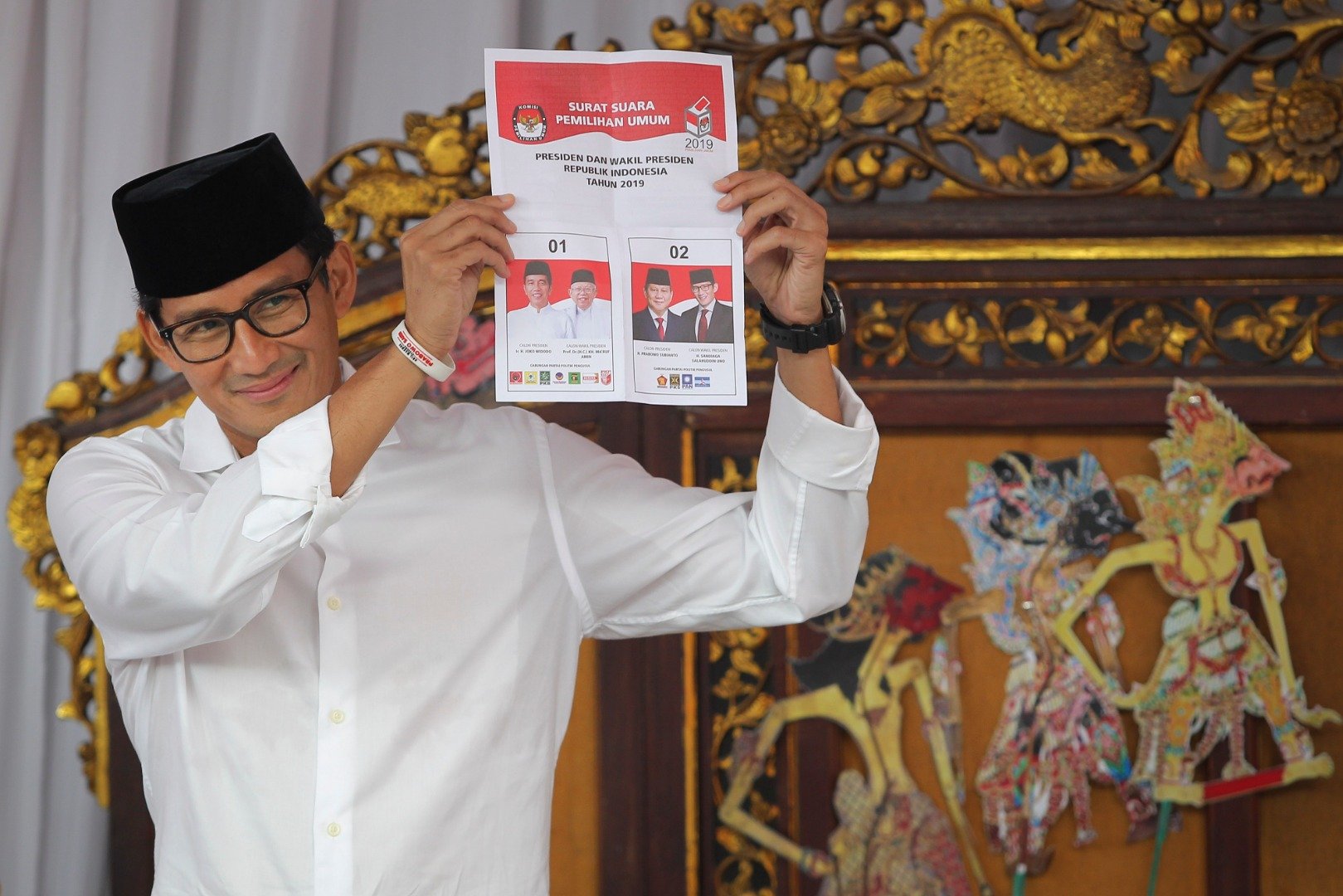Calon Wakil Presiden nomor urut 02 Sandiaga Uno menunjukkan surat suara sebelum menggunakan hak pilih pada Pemilu 2019 di TPS 02, Kebayoran Baru, Jakarta, Rabu (17/4/2019). 