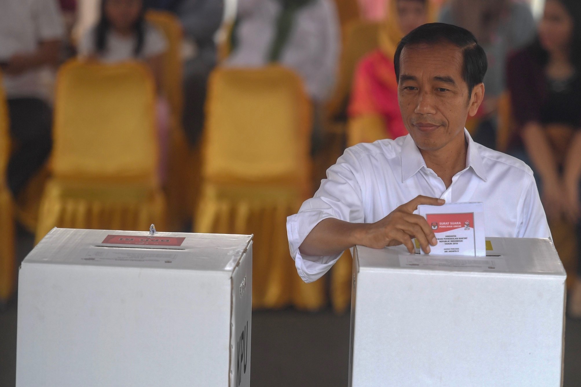 Presiden Joko Widodo memasukkan surat suara ke dalam kotak saat menggunakan hak pilihnya di TPS 008, Gambir, Jakarta, Rabu (17/4/2019). 