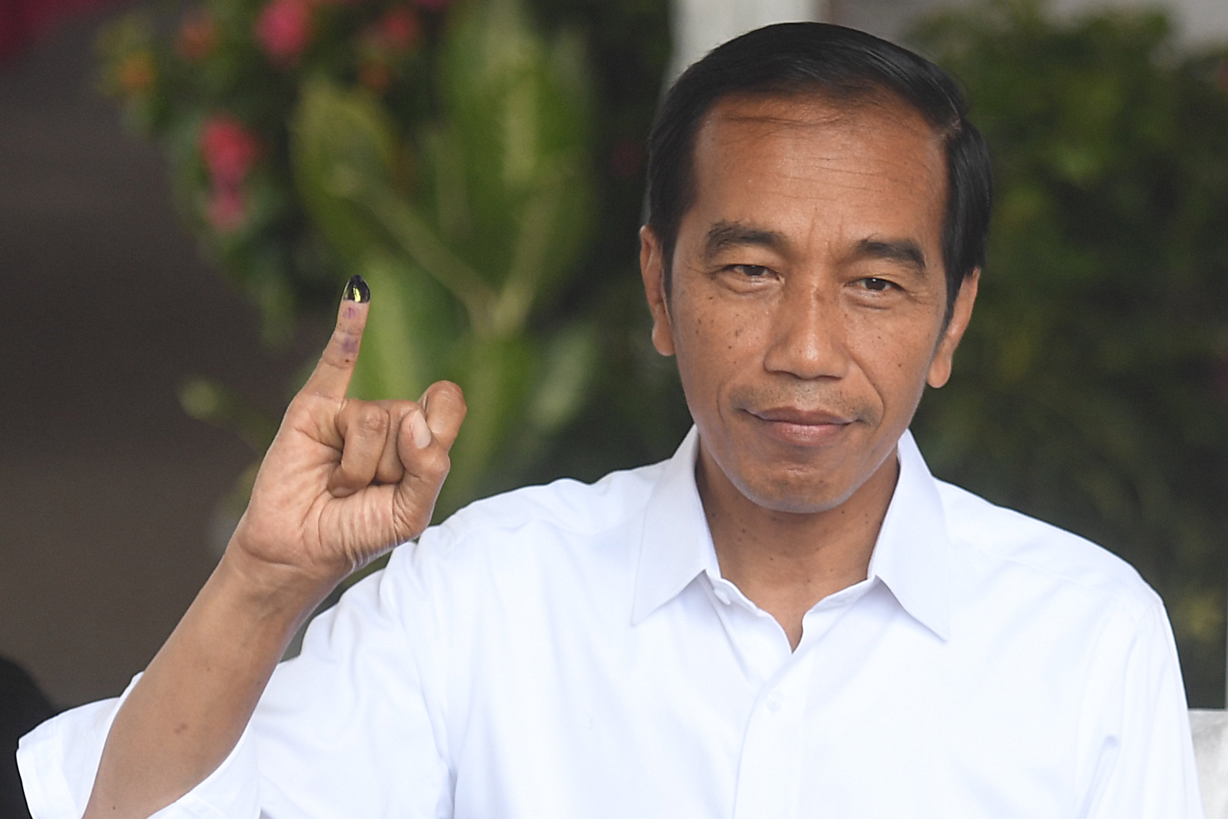 Presiden Joko Widodo menunjukkan jari kelingkingnya usai menggunakan hak pilih di TPS 008, Gambir, Jakarta, Rabu (17/4/2019).