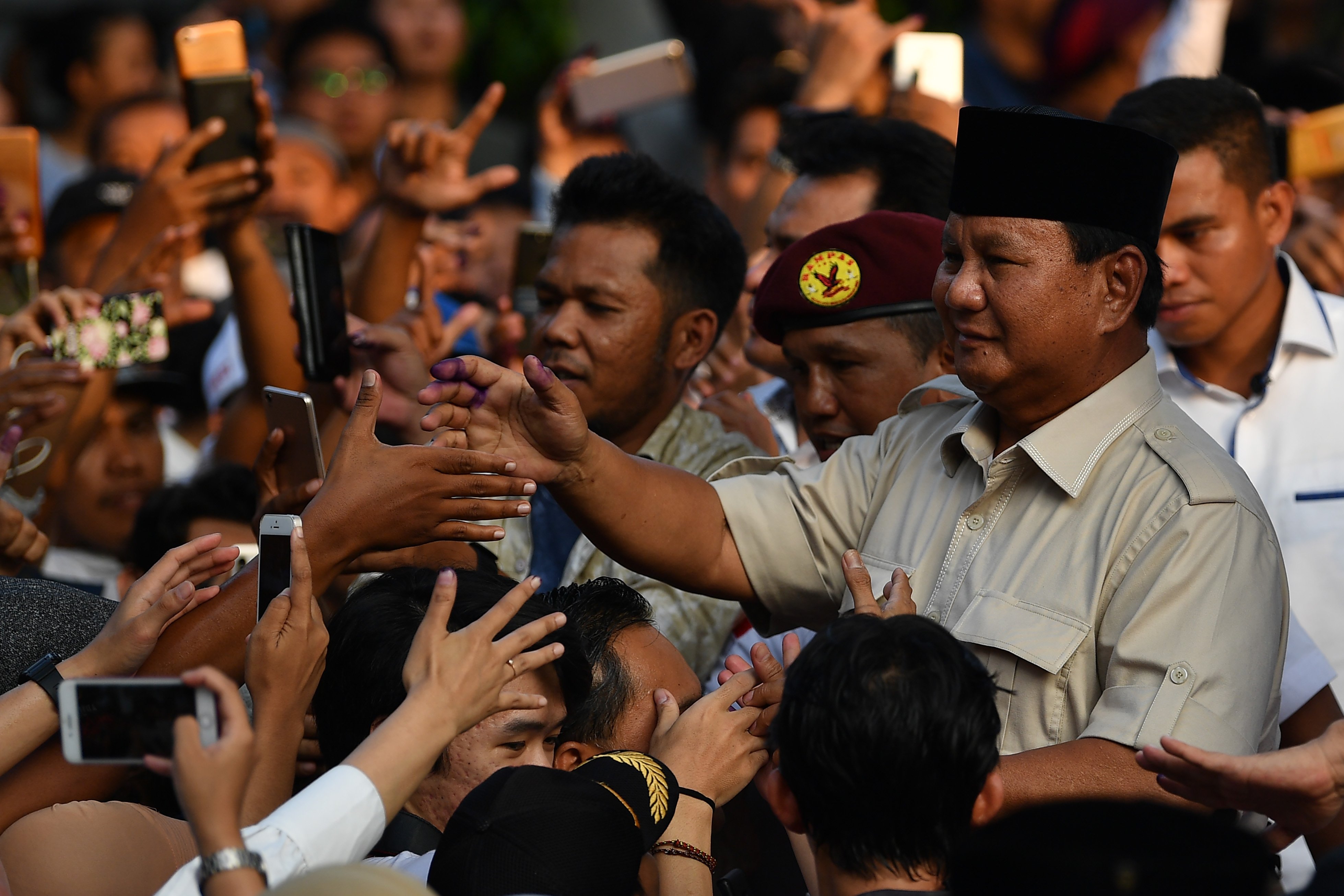 Calon Presiden nomor urut 02 Prabowo Subianto (kanan) menyapa pendukungnya seusai menyampaikan konferensi pers terkait proses hitung cepat dan sejumlah isu lainnya di kediamannya, Jalan Kertanegara, Jakarta Selatan, Rabu (17/4/2019).