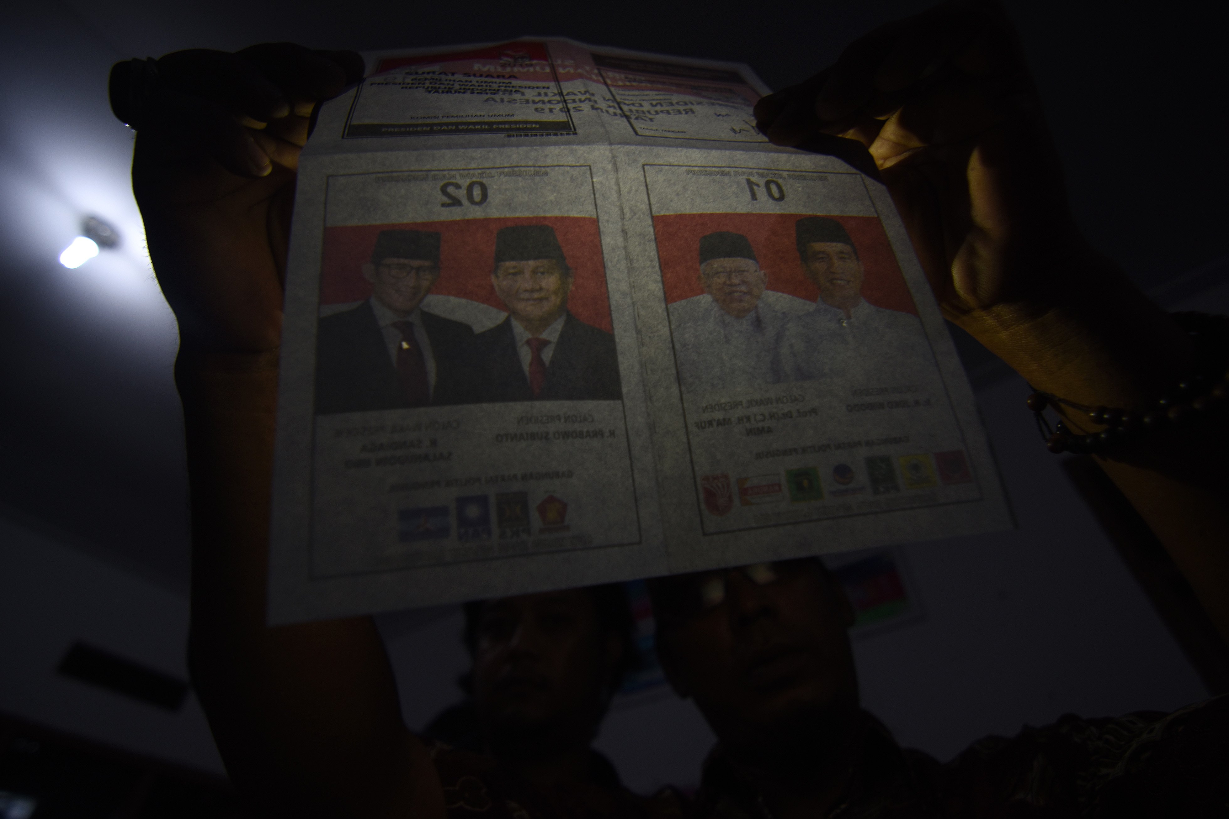 Petugas KPPS melakukan penghitungan suara Pemilu serentak 2019 hingga malam hari di TPS 92, Depok, Jawa Barat, Rabu (17/4/2019). KPU Kota Depok menetapkan Daftar Pemilih Tetap (DPT) Pemilu serentak 2019 di wilayah itu berjumlah 1.309.338 pemilih atau bertambah 1,8 persen dari DPT sebelumnya sebanyak 1.286.160. 