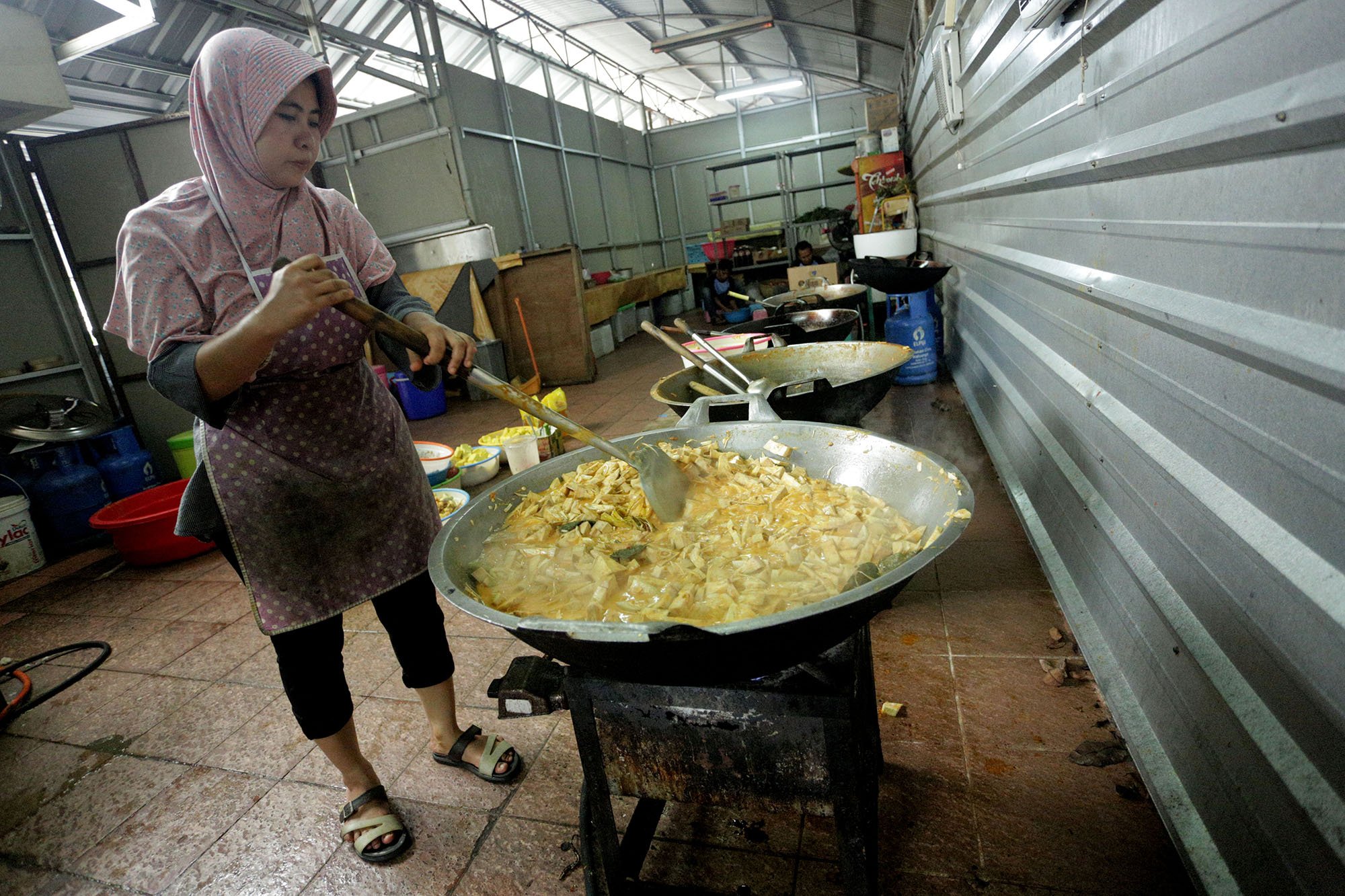 Seorang warga nampak sibuk menyiapkan makanan berbuka bagi jamaah yang akan berbuka puasa hari pertama di Masjid Istiqlal, Jakarta, Senin (7/5). Perharinya kurang lebih tiga ribuan nasi kotak disiapkan untuk jamaah yang buka puasa di Istiqlal.
