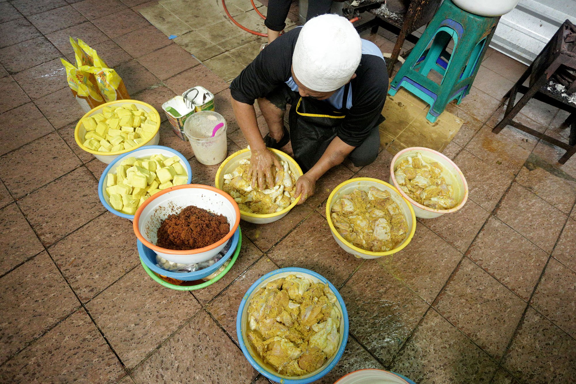 Seorang warga nampak sibuk menyiapkan makanan berbuka bagi jamaah yang akan berbuka puasa hari pertama di Masjid Istiqlal, Jakarta, Senin (7/5). Perharinya kurang lebih tiga ribuan nasi kotak disiapkan untuk jamaah yang buka puasa di Istiqlal.