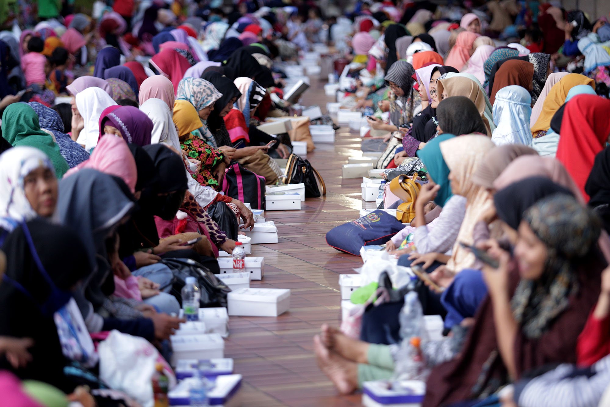 Umat muslim berbuka puasa di Masjid Istiqlal, Jakarta, Kamis (7/5). Selama bulan Ramadan pengurus Masjid Istiqlal menyediakan kurang lebih tiga ribu nasi bungkus dan takjil setiap hari untuk buka puasa bersama.