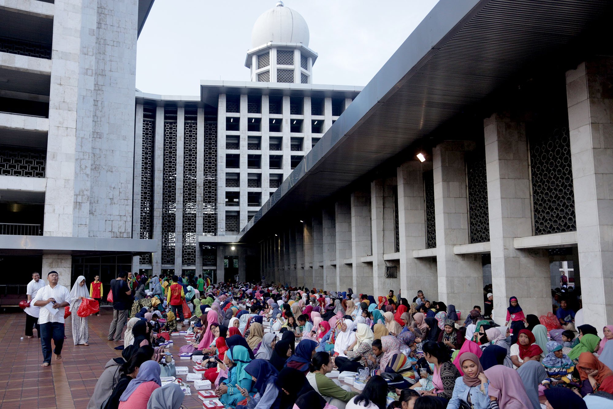 Umat muslim berbuka puasa di Masjid Istiqlal, Jakarta, Kamis (7/5). Selama bulan Ramadan pengurus Masjid Istiqlal menyediakan kurang lebih tiga ribu nasi bungkus dan takjil setiap hari untuk buka puasa bersama.