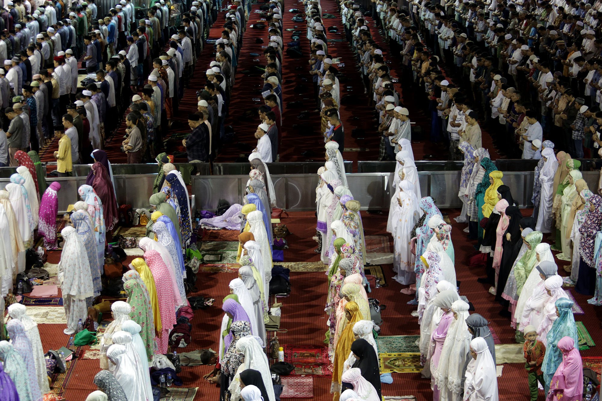 Ribuan umat muslim menunaikan ibadah shalat Tarawih ketiga di Masjid Istiqlal, Jakarta, Ahad (7/5). Pemerintah menetapkan 1 Ramadhan 1440 H jatuh pada Senin 6 Mei 2019.