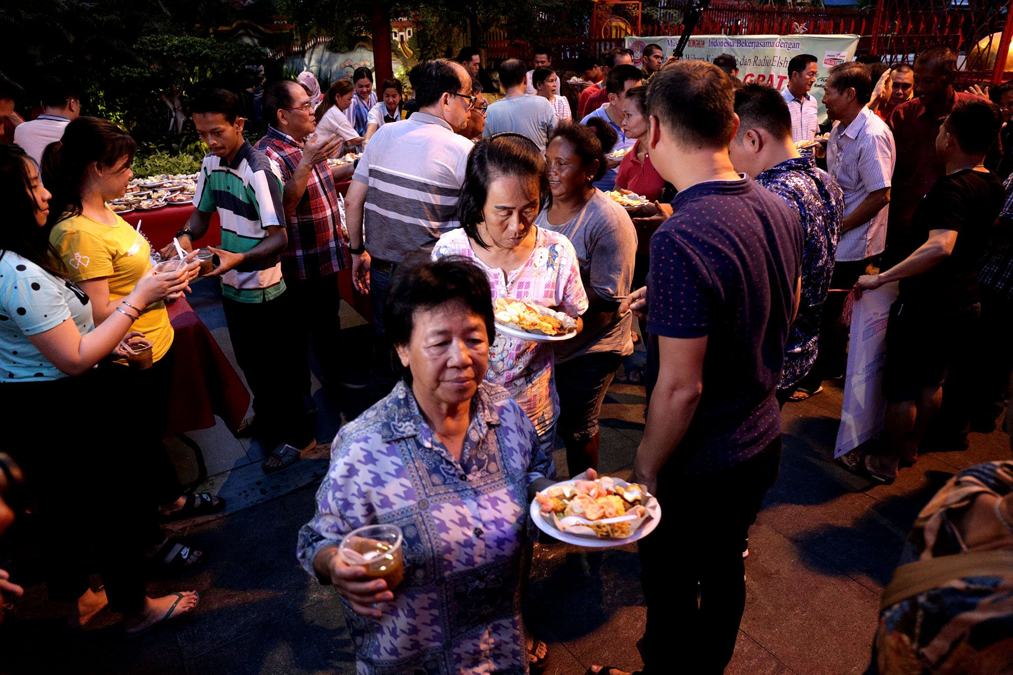 \r\nWarga Tionghoa menyajikan beragam menu buka puasa gratis untuk umat muslim ditengah guyuran hujan deras di Wihara Dharma Bakti alias Klenteng Kim Tek Ie, Jakarta, Kamis (13/5).