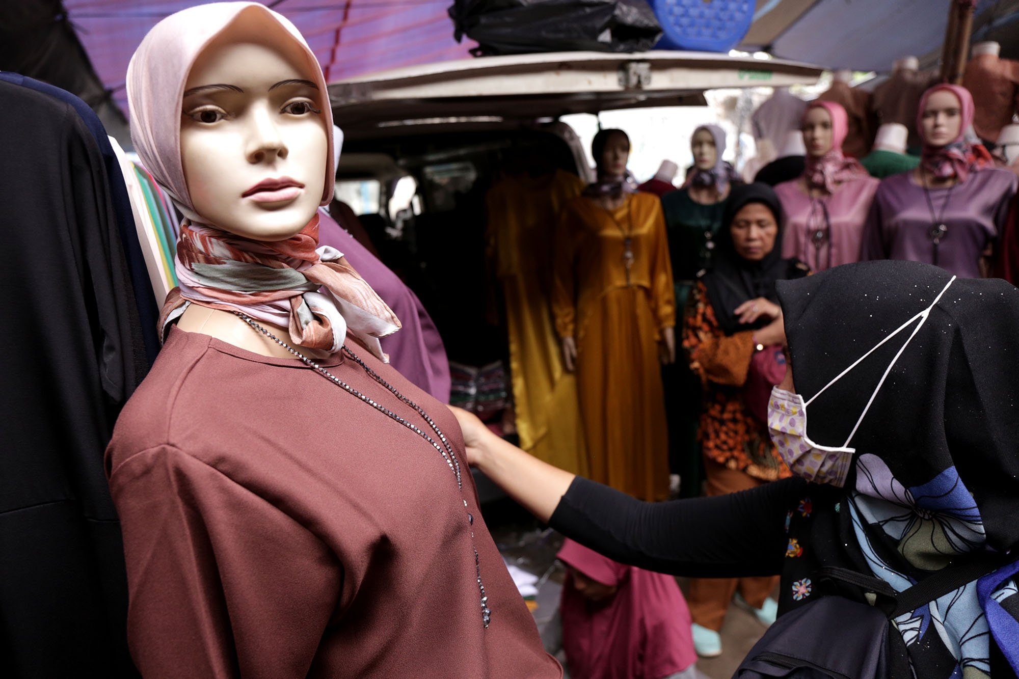 Pengunjung berbelanja busana muslimah di pusat grosir Tanah Abang , Jakarta, Kamis (16/5/2019). Penjualan busana muslimah pada pekan kedua bulan Ramadhan 1440 H, meningkat hingga 50 persen dan mendekati Idul Fitri nanti permintaan diperkirakan terus naik.