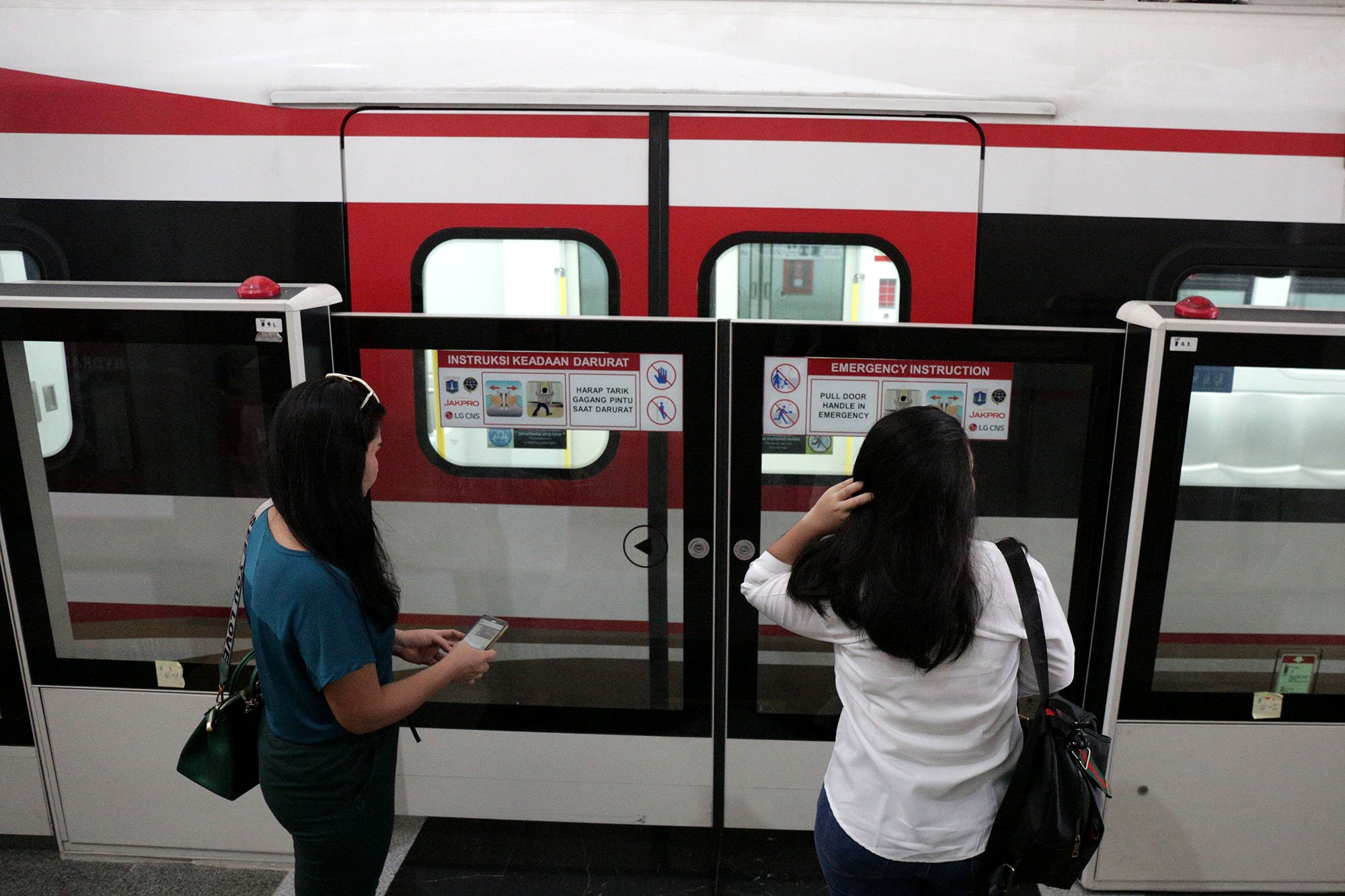 Masyarakat bersiap mencoba kereta Light Rail Transit (LRT) saat uji publik di Stasiun Boulevard Utara, Kelapa Gading, Jakarta, (12/6). Manajemen LRT Jakarta pun menetapkan 5.000 kuota per hari bagi masyarakat yang berminat uji coba publik LRT Jakarta.