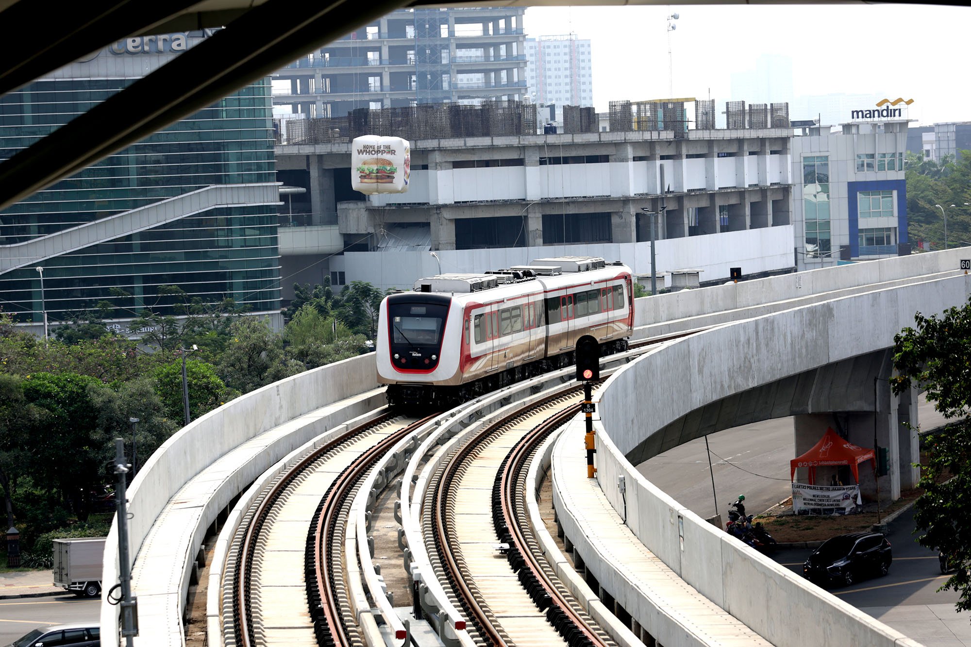 Kkereta Light Rail Transit (LRT) saat uji publik di Stasiun Boulevard Utara, Kelapa Gading, Jakarta, (12/6). Manajemen LRT Jakarta pun menetapkan 5.000 kuota per hari bagi masyarakat yang berminat uji coba publik LRT Jakarta.