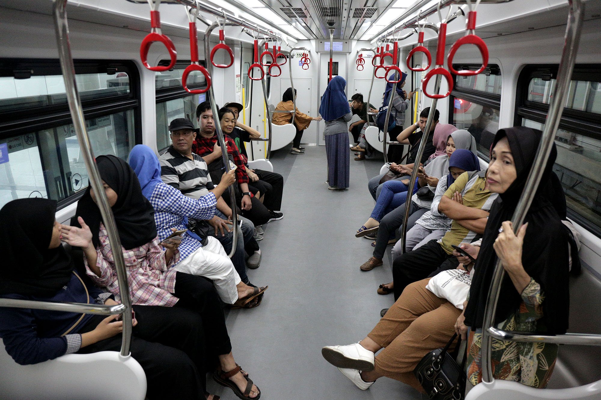 Masyarakat bersiap mencoba kereta Light Rail Transit (LRT) saat uji publik di Stasiun Boulevard Utara, Kelapa Gading, Jakarta, (12/6). Manajemen LRT Jakarta pun menetapkan 5.000 kuota per hari bagi masyarakat yang berminat uji coba publik LRT Jakarta.