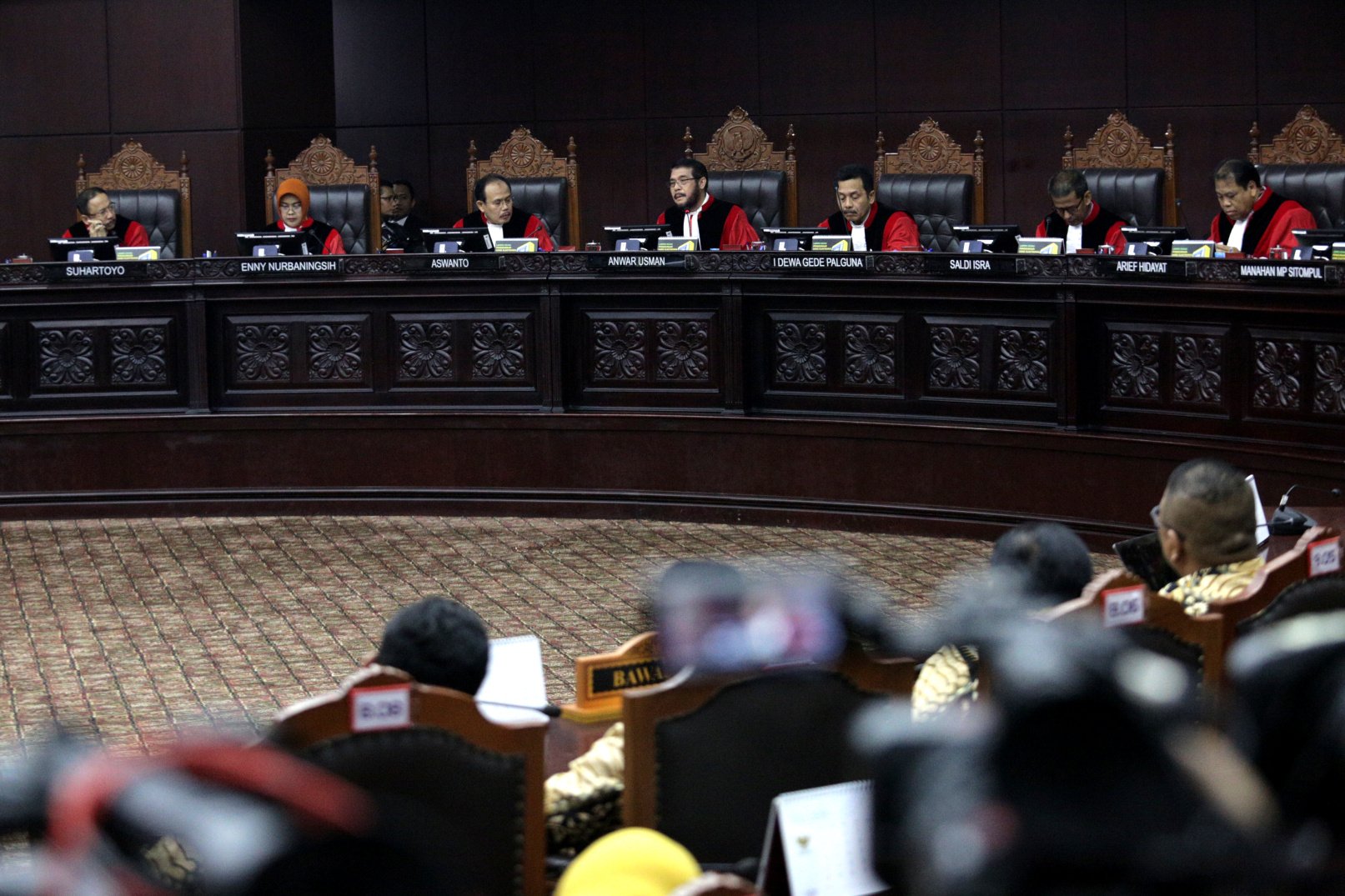 Answar Usman (tengah) Hakim Utama veserta jajaran hakim dalam sidang putusan sengketa Pilpres 2019 di Mahkamah Konstitusi (MK), Jakarta Pusat (27/6).