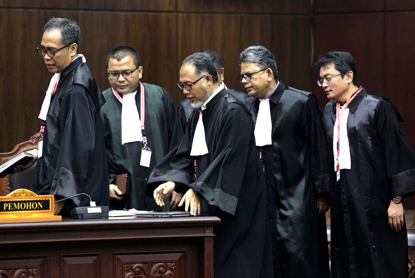 Ketua Tim Kuasa Hukum BPN Prabowo-Sandi, Bambang Widjojanto (BW) beserta jajaran kuasa dalam sidang putusan sengketa Pilpres 2019 di Mahkamah Konstitusi (MK), Jakarta Pusat (27/6).