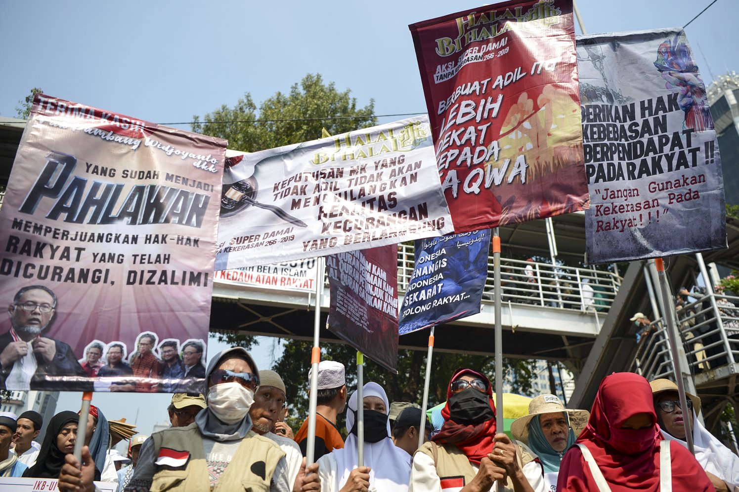 Massa aksi kawal putusan Mahkamah Konstitusi (MK) melakukan unjuk rasa di kawasan Jalan Medan Merdeka Barat, Jakarta, Kamis (27/6/2019). Unjuk rasa tersebut digelar untuk mengawal sidang putusan sengketa hasil Pilpres tahun 2019 di Mahkamah Konstitusi.