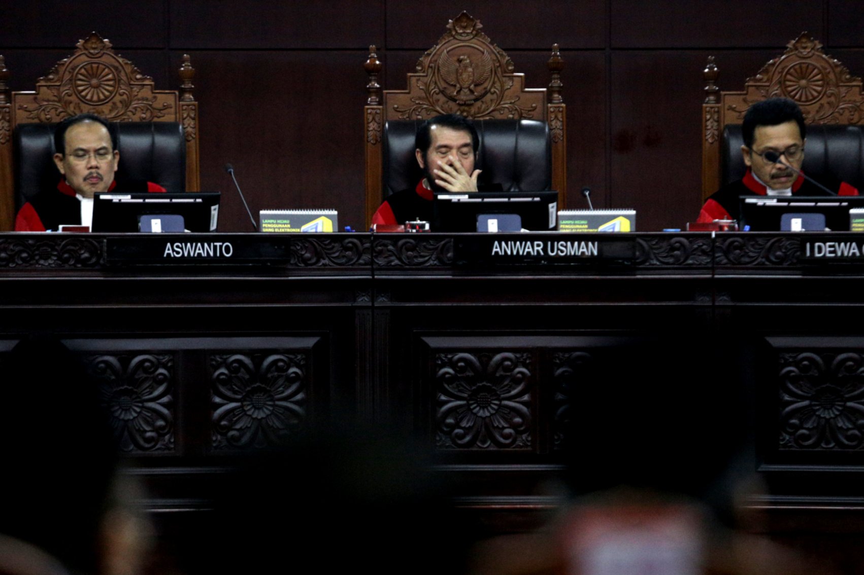 Answar Usman (tengah) selaku Hakim Utama beserta hakim Aswanto (kiri) dan I Dewa Gede Palguna dalam sidang putusan sengketa Pilpres 2019 di Mahkamah Konstitusi (MK), Jakarta Pusat (27/6).