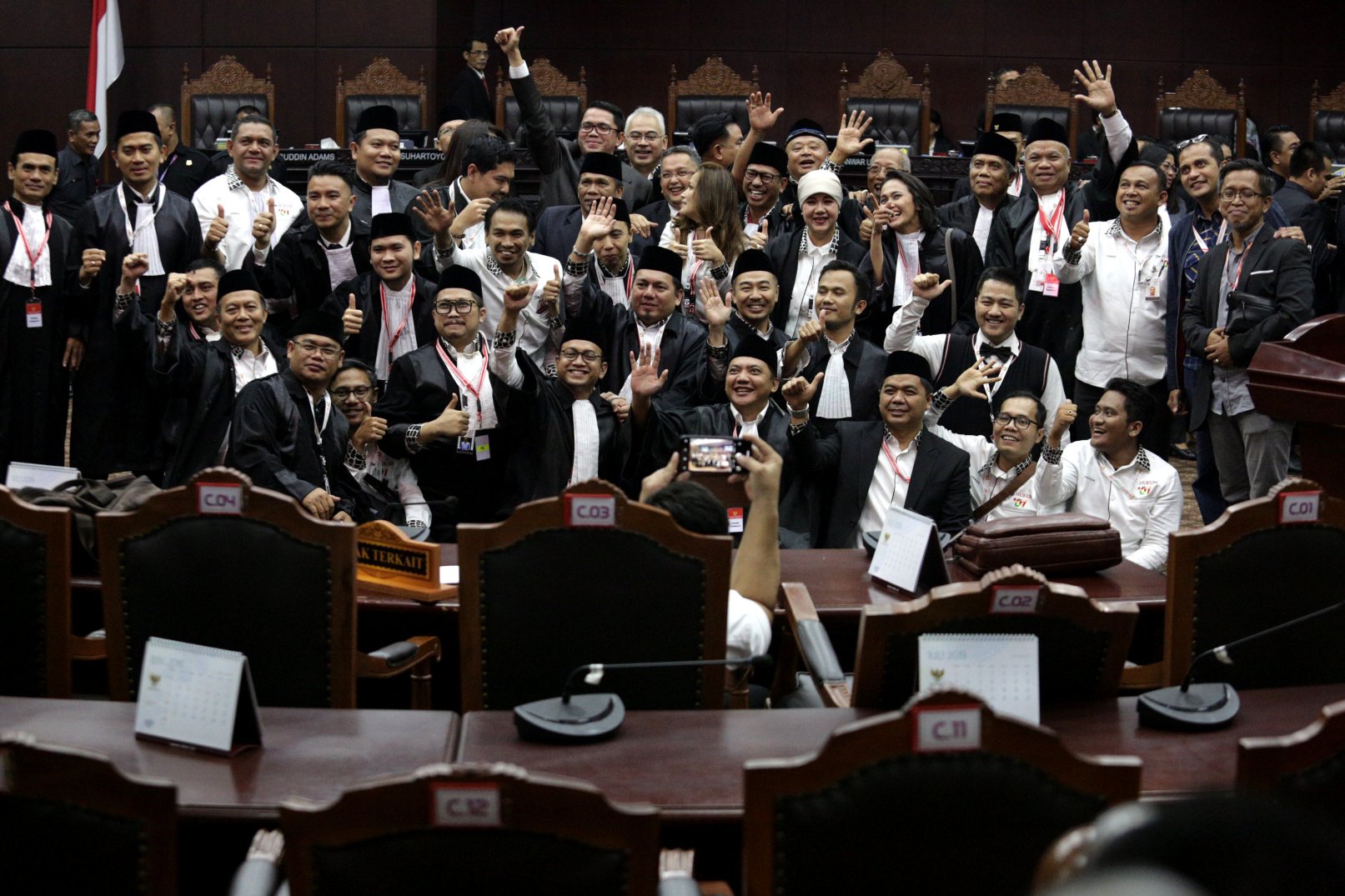 Euforia TKN selaku kuasa hukum paslon 01 seusai pembacaan putusan sidang sengketa Pilpres 2019, Mahkamah Konstitusi, Jakarta Pusat (27/6). Mahkamah Konstitusi (MK) menolak seluruh permohonan yang diajukan Prabowo-Sandi dalam sengketa pilpres.