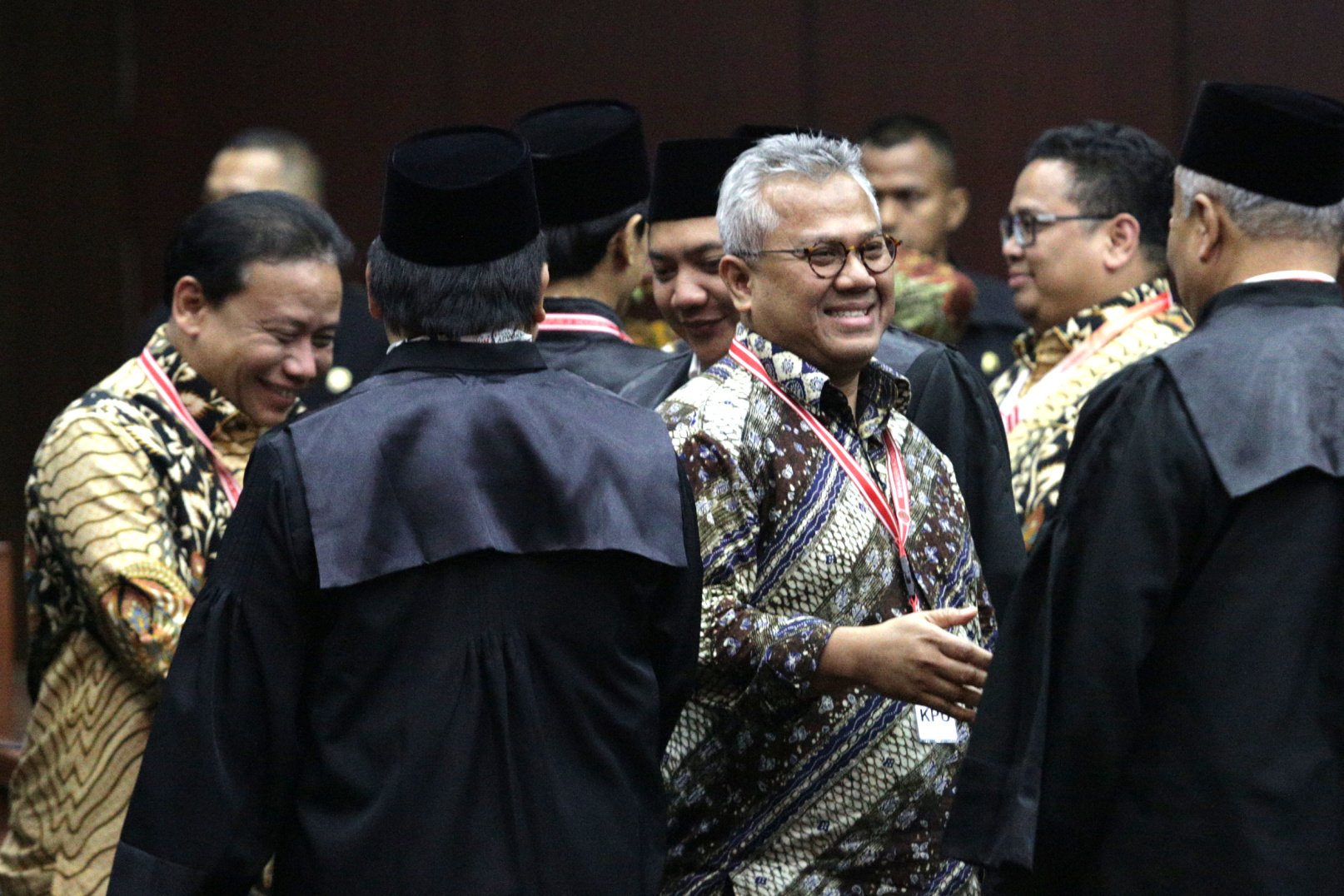 Arief Budiman selaku ketua KPU dan Adhan selaku ketua Bawaslu berjabat tangan dengan TKN usai dalam sidang putusan sengketa Pilpres 2019 di Mahkamah Konstitusi (MK), Jakarta Pusat (27/6).