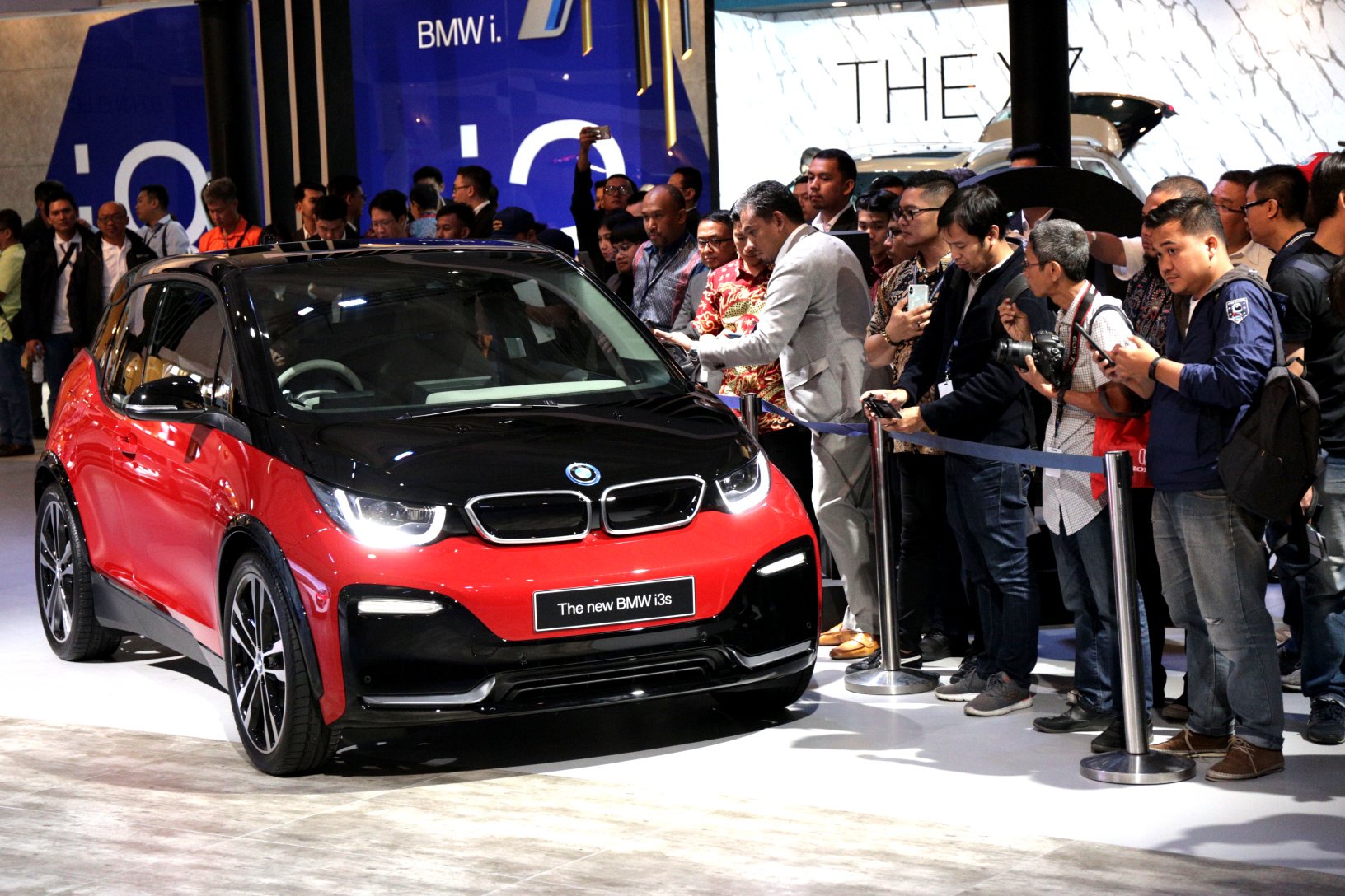 BMW Group Indonesia meluncurkan mobil baru berteknologi listrik dengan tipe BMW i3s di GIIAS 2019, Pavilion BMW Hall C ICE BSD, Tangerang, (18/7/2019). BMW i3s merupakan versi sport dari keluarga i3. dibandrol dengan harga 1,299 Miliar.