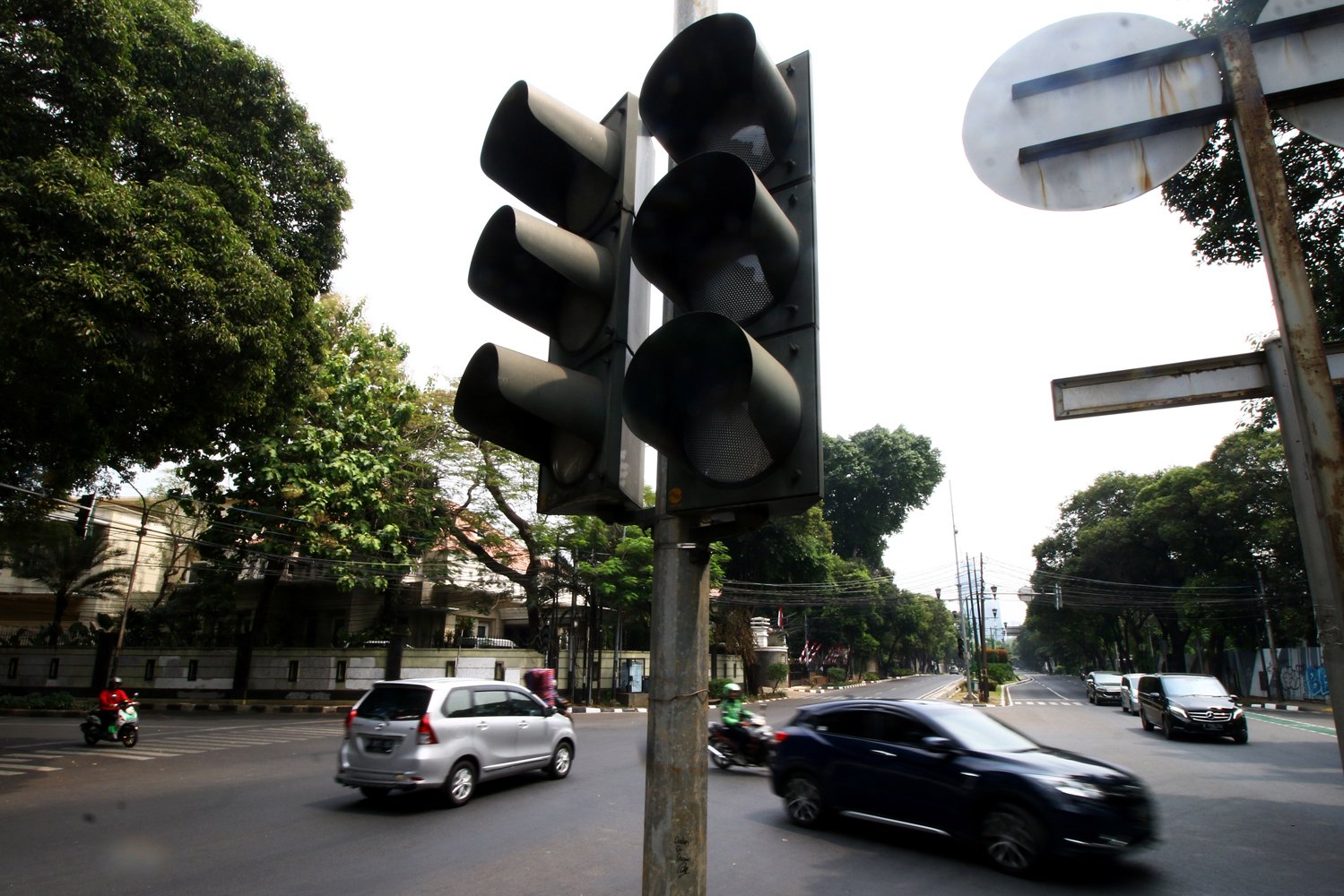 Pengendara melintas di dekat lampu lalu lintas yang tidak berfungsi di Jalan Diponegoro, Jakarta, Senin (5/8/2019). Pemadaman listrik yang terjadi di wilayah Jabodetabek mengakibatkan sejumlah lampu pengatur lalu lintas tidak berfungsi. 