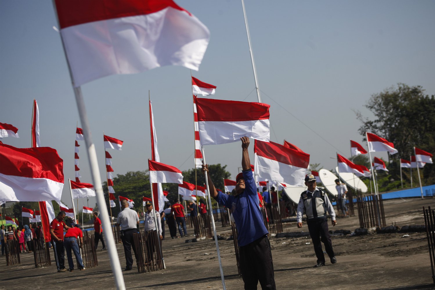 Pengelola Terminal Tipe A Tirtonadi Solo, Jawa Tengah memasang 600 bendera merah putih di kawasan terminal setempat, Solo, Jawa Tengah, Selasa (3/8/2019). Pemasangan bendera tersebut merupakan bagian dari upaya pengelola terminal menyambut HUT ke-74 RI pada 17 Agustus 2019 mendatang. 
