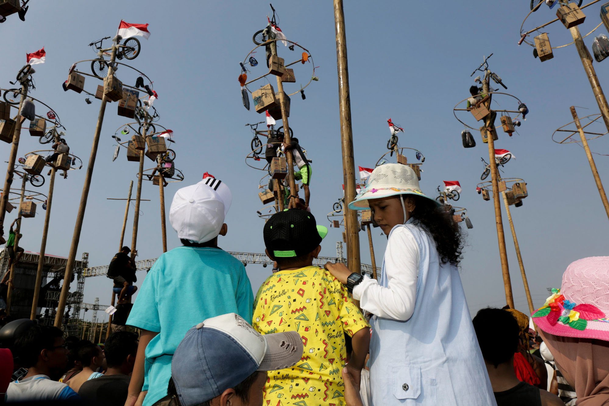 Sejumlah warga menyaksikan lomba panjat pinang di Pantai Carnaval, Ancol, Jakarta Utara, Rabu (17/8/2019). Ancol juga telah menyiapkan sebanyak 174 batang pinang untuk dipanjat oleh warga dengan total hadiah pada masing-masing pohon senilai Rp 1,5 juta.