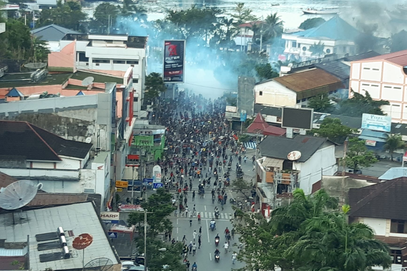 Suasana kericuhan saat aksi massa dibubarkan oleh petugas kepolisian di Jayapura, Papua, Kamis (29/8/2019). 