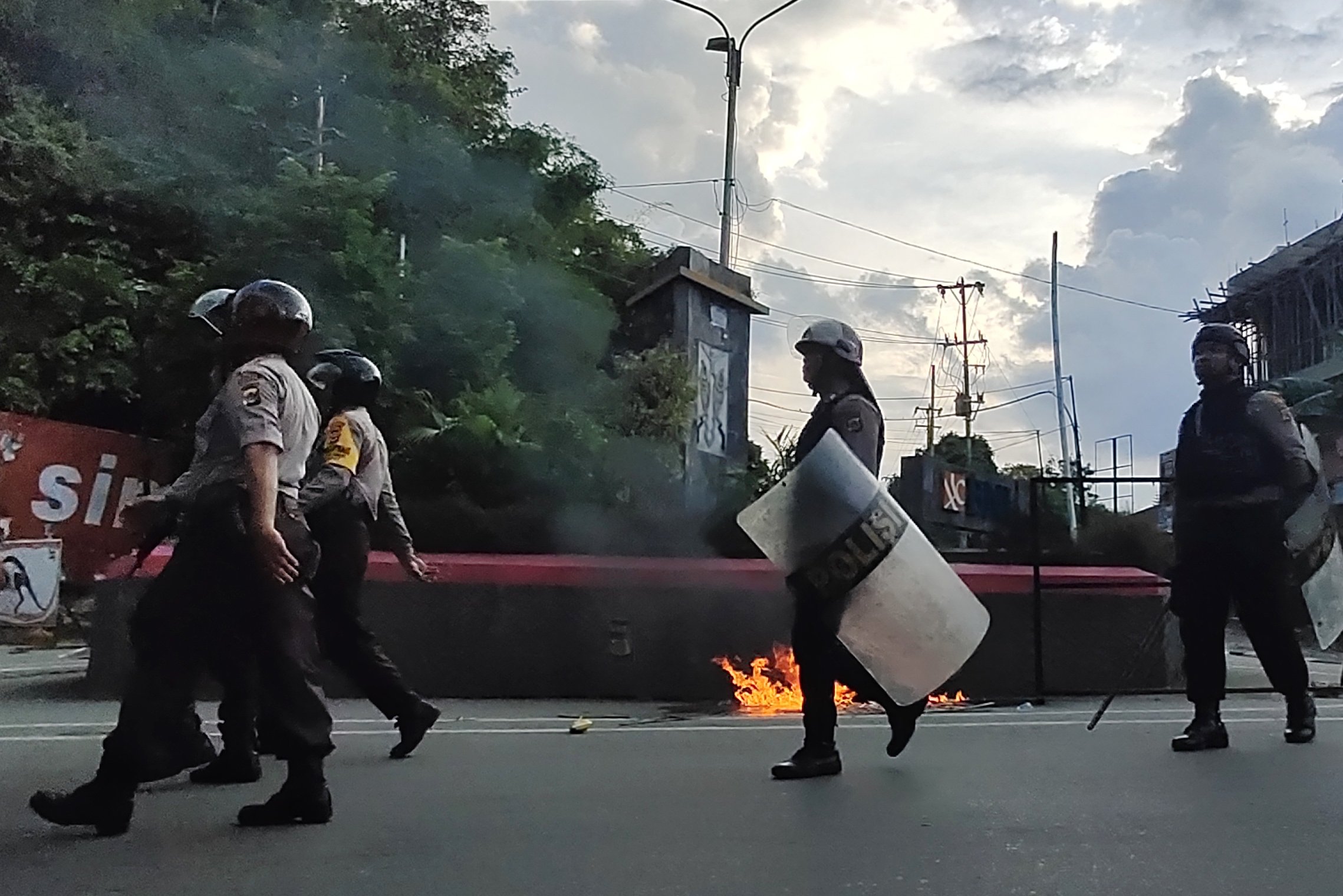 Petugas kepolisian berjaga saat berlangsungnya aksi unjuk rasa di Jayapura, Papua, Kamis (29/8/2019). 