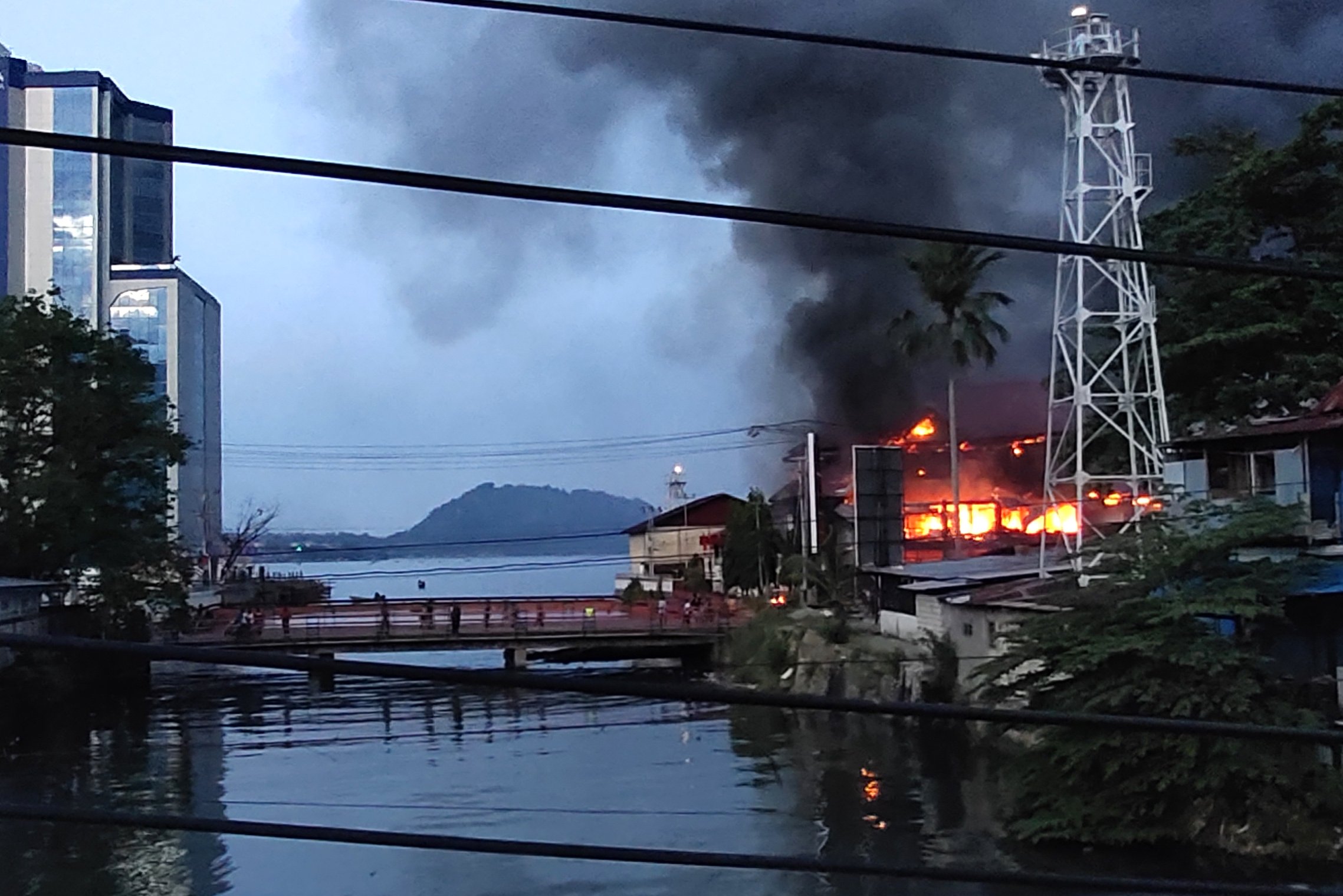 Api membakar sebuah bangunan saat berlangsungnya aksi unjuk rasa di Jayapura, Papua, Kamis (29/8/2019). 