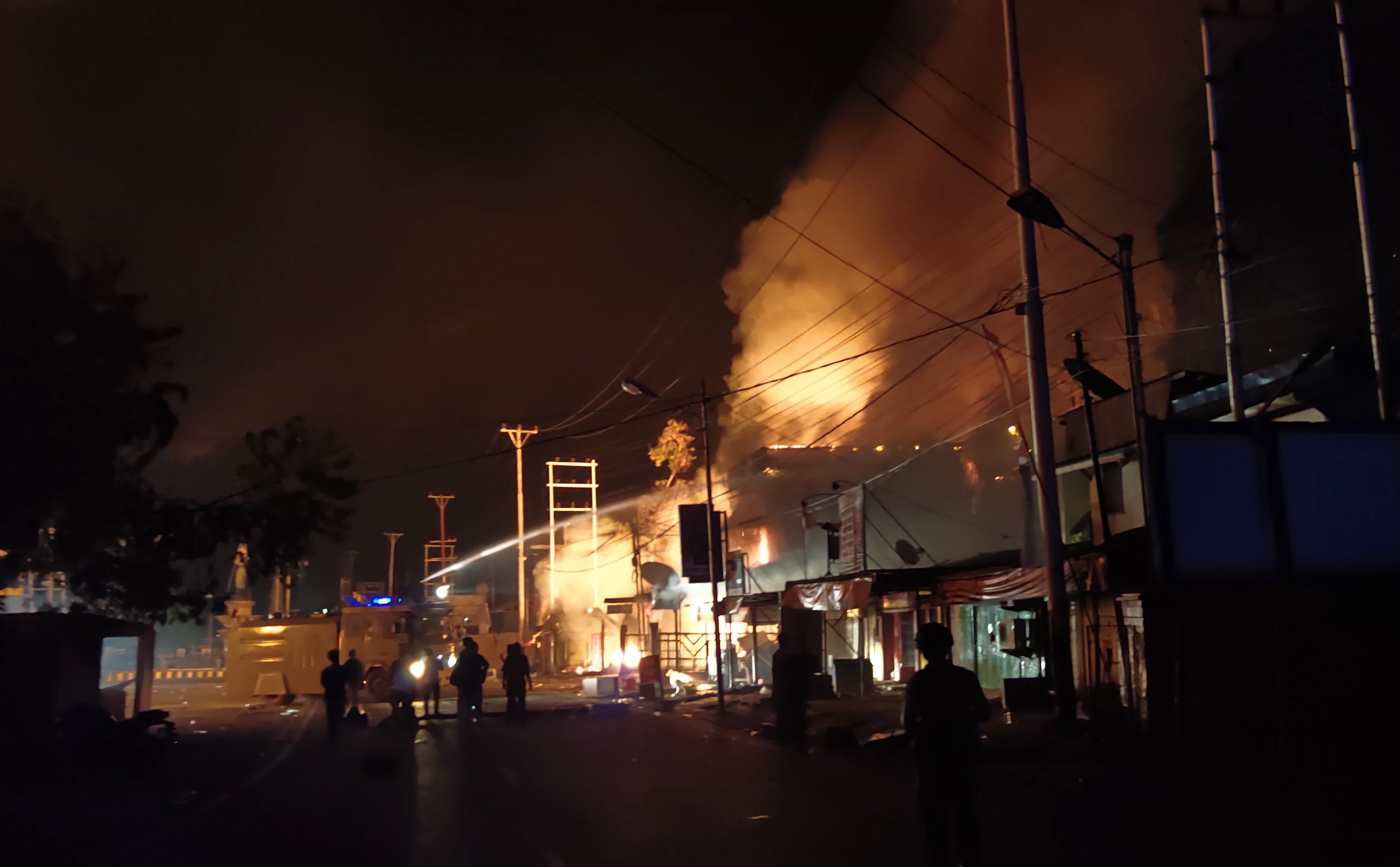 Mobil Water Canon kepolisian berusaha memadamkan api yang membakar bangunan saat berlangsungnya aksi unjuk rasa di Jayapura, Papua, Kamis (29/8/2019). 