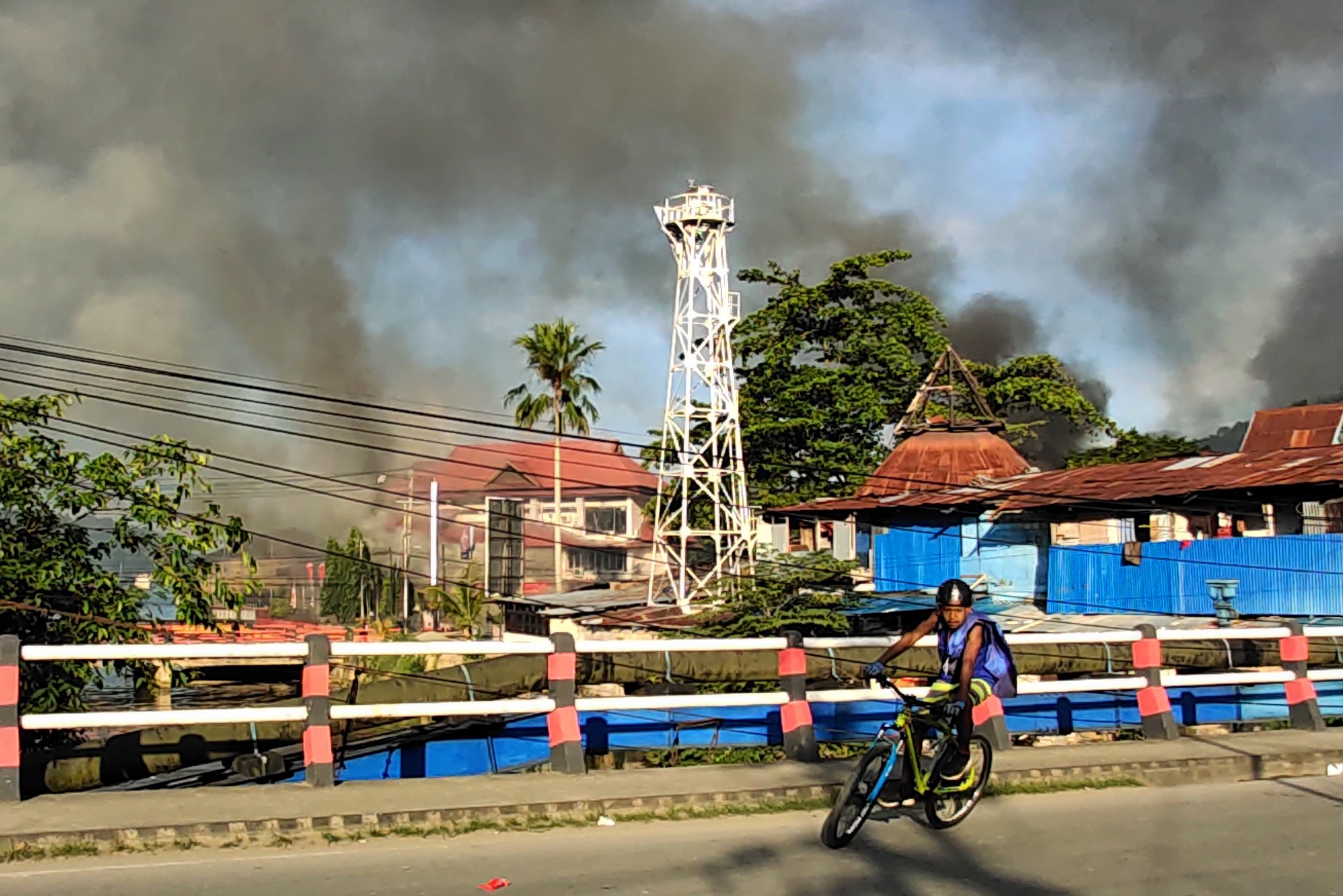 Asap membubung ke langit dari sejumlah bangunan yang terbakar saat berlangsungnya aksi unjuk rasa di Jayapura, Papua, Kamis (29/8/2019). 