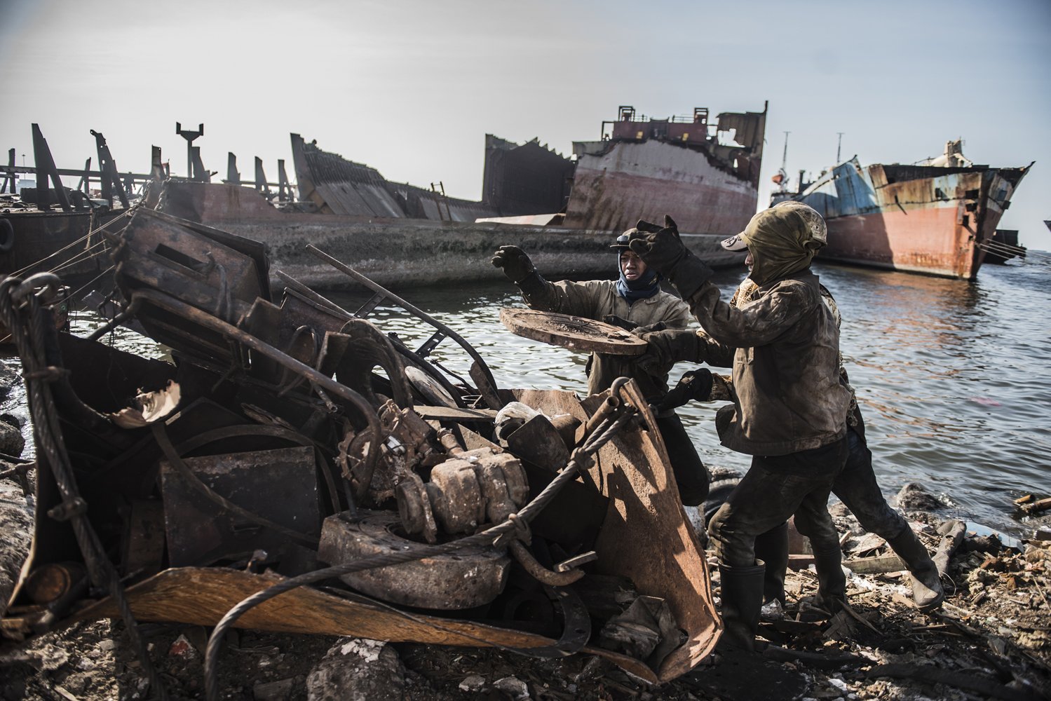 Pekerja mengangkut besi kapal yang sudah terpotong untuk dibawa ke darat di kawasan Cilincing, Jakarta. 