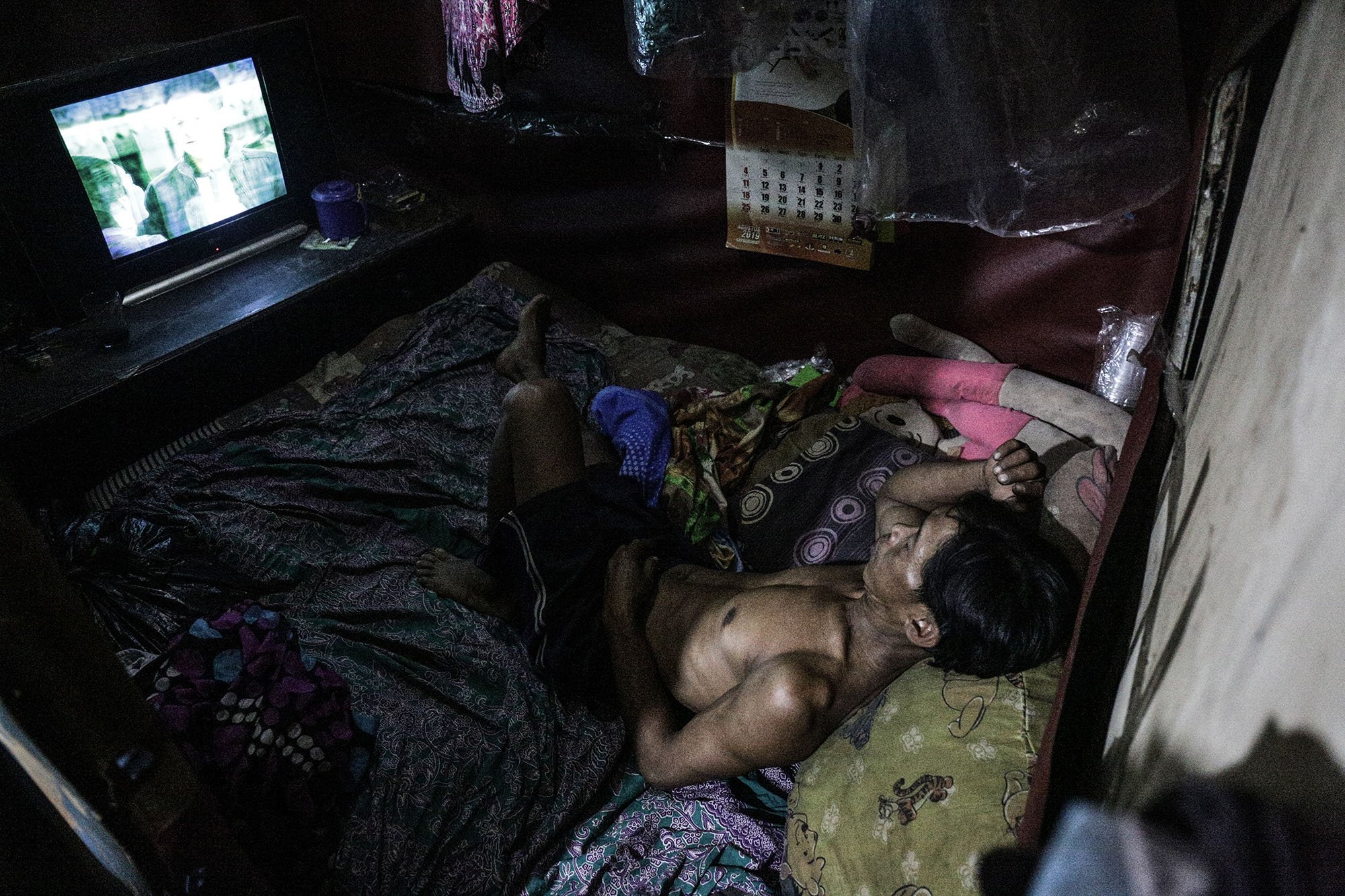 Wahyu (48) istirahat di kamarnya, di Kampung Muara Baru, Jakarta Utara (11/9).