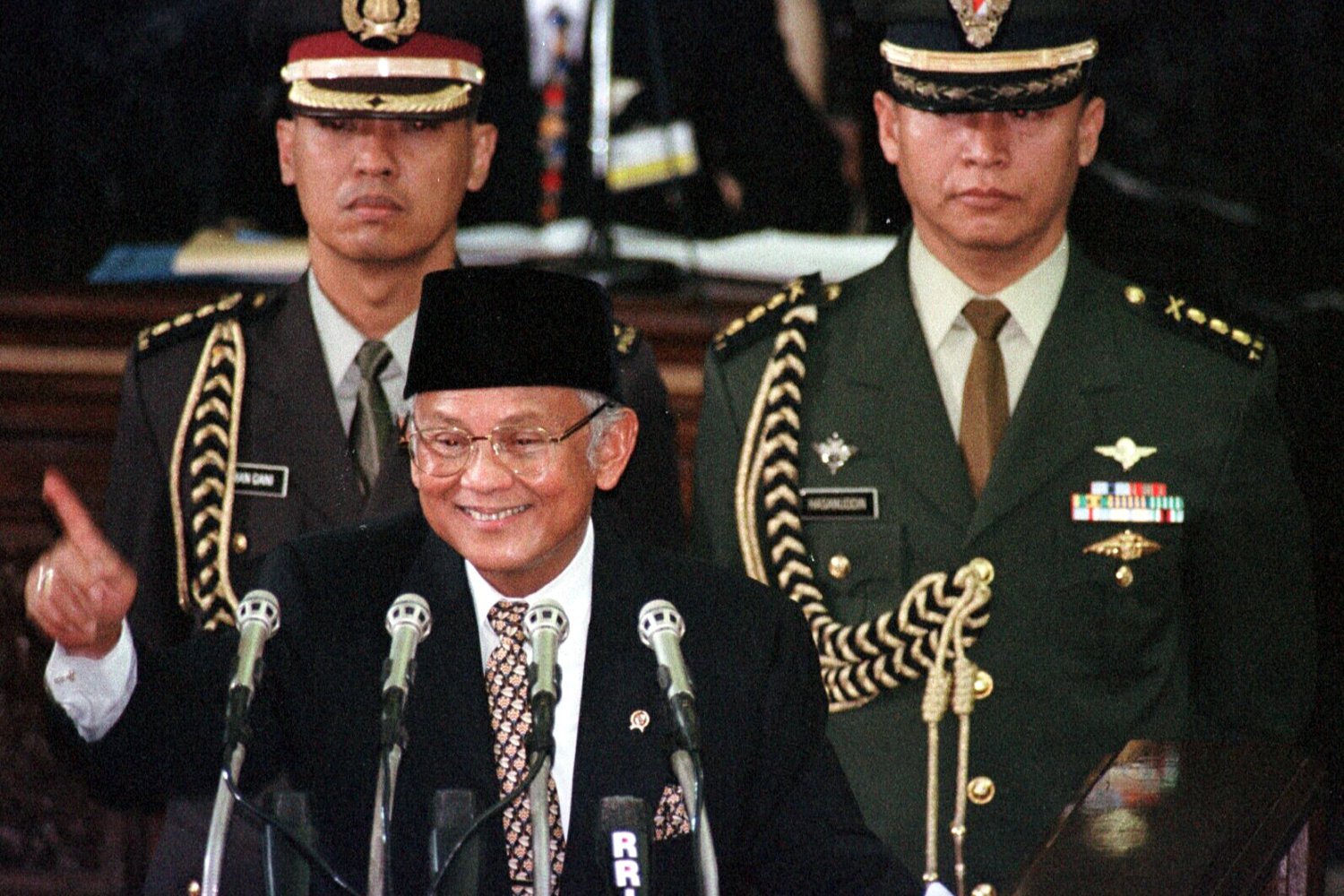 FOTO DOKUMENTASI. Presiden B.J.Habibie mengacungkan telunjuknya sambil berguyon pada pidatonya tentang RAPBN, di hadapan para anggota MPR/DPR, di Jakarta, Senin (4/1/1999). 