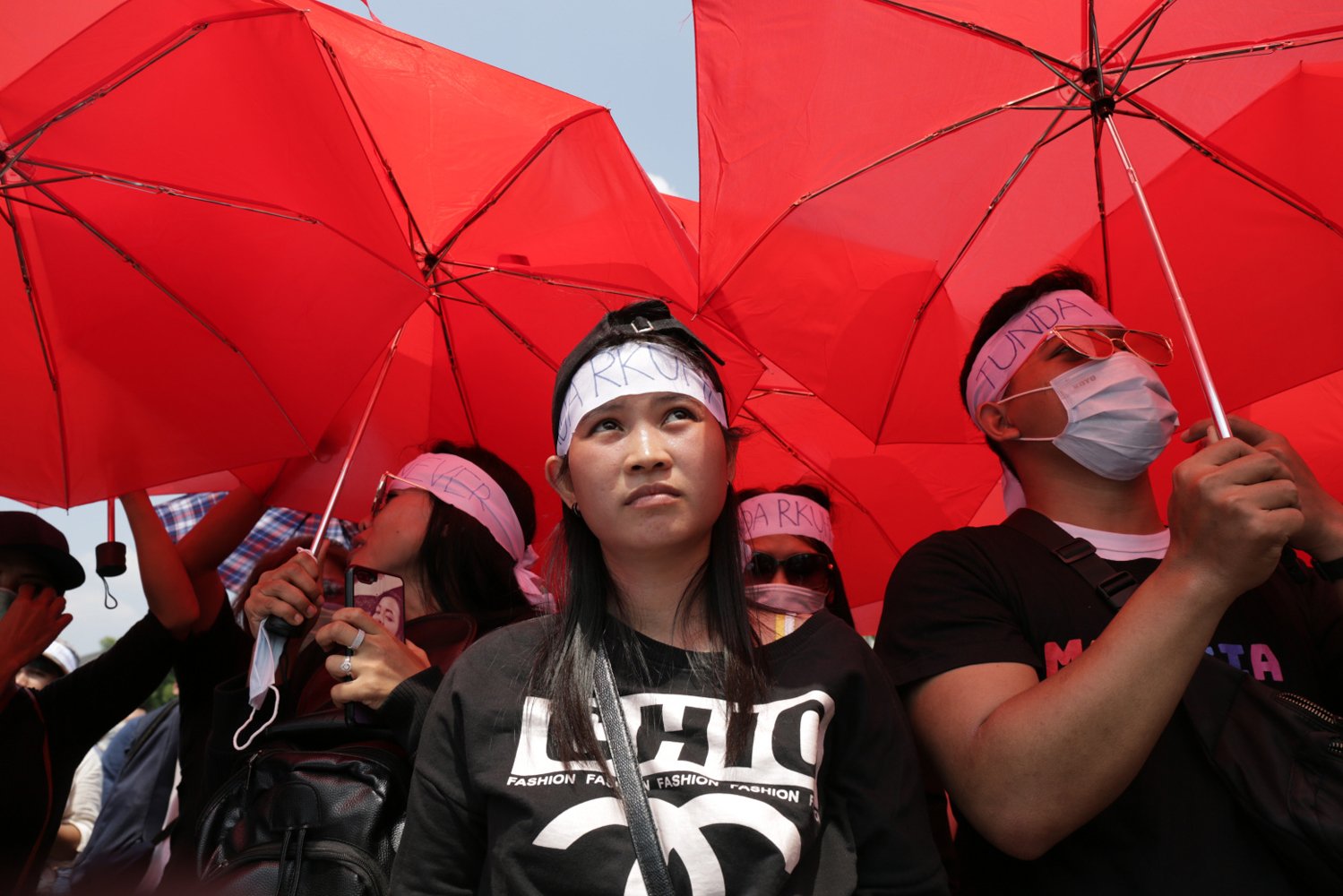 Sejumlah demonstran melakukan aksi demo di depan gedung DPR MPR RI,  Jakarta Pusat (16/9). Dewan Perwakilan Rakyat dan pemerintah keukeuh memasukkan pasal-pasal yang mengatur tentang tindak pidana korupsi dalam Rancangan Kitab Undang-undang Hukum Pidana (RKUHP).