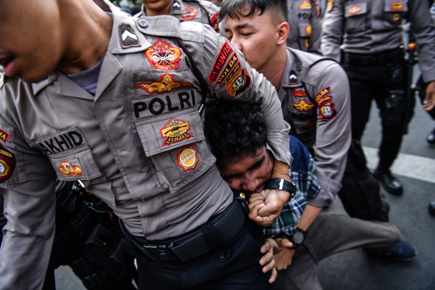Polisi membawa anggota Himpunan Mahasiswa Islam (HMI) saat terjadi bentrokan dalam unjuk rasa di depan Kantor KPK, Jakarta, Rabu (18/9/2019). Aksi menolak Firli Bahuri menjadi pimpinan KPK tersebut berujung ricuh antara pengunjuk rasa dengan pihak kepolisian. 