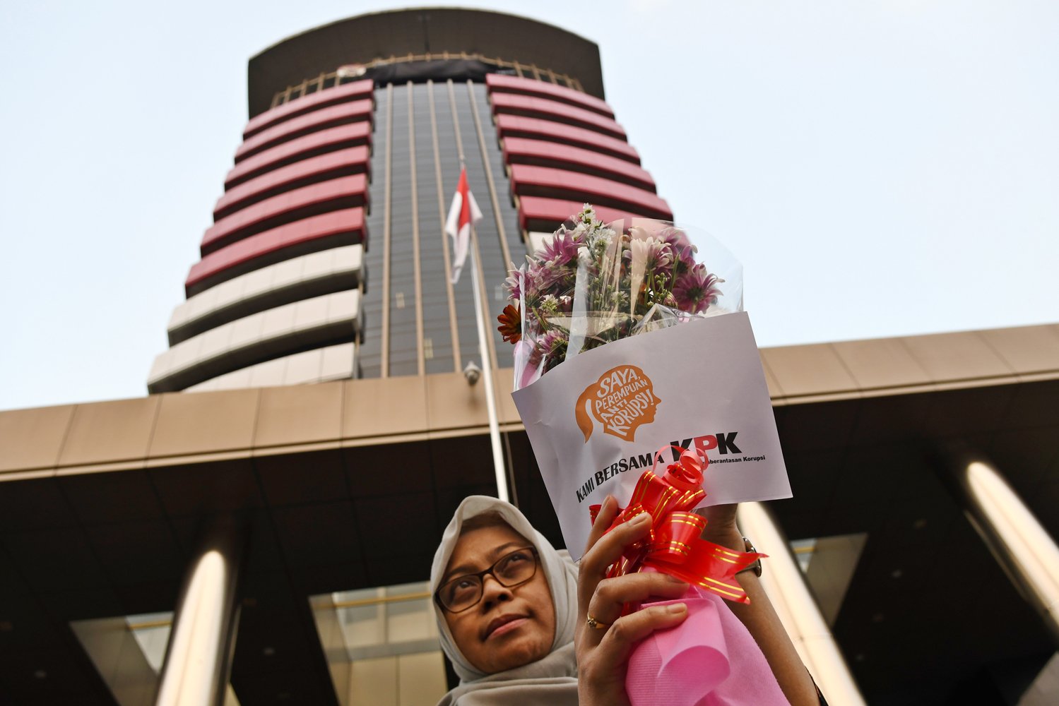 Sejumlah aktivis Saya Perempuan Anti Korupsi membawa bunga dalam aksi damai di depan Gedung Komisi Pemberantasan Korupsi (KPK), Jakarta, Senin (9/9/2019). Aksi tersebut merupakan dukungan mereka kepada KPK sekaligus sebagai penolakan terhadap draf revisi Undang-Undang KPK serta penolakan terhadap calon pimpinan KPK yang diduga bermasalah. 