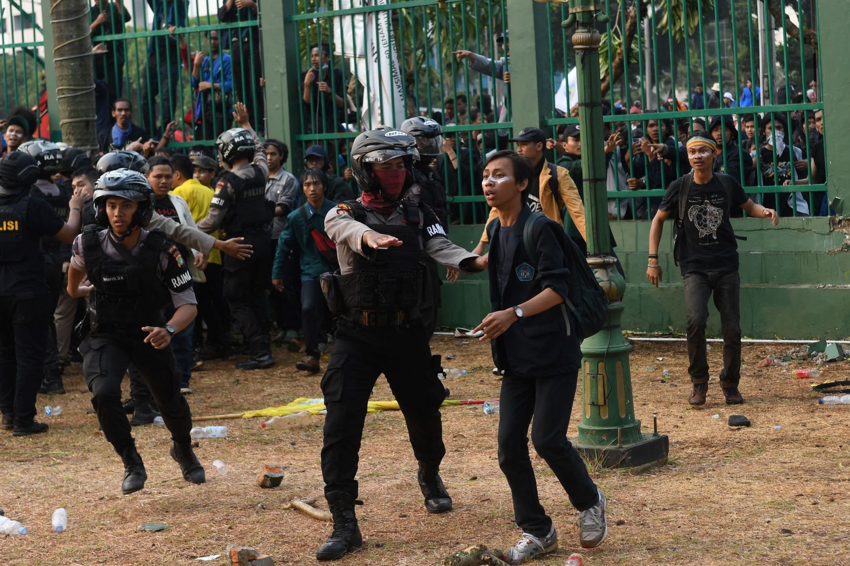 Polisi menghalau massa saat kericuhan dalam unjuk rasa di depan kompleks Parlemen di Jakarta, Selasa (24/9/2019). Ribuan mahasiswa yang berasal dari kampus di sejumlah daerah itu turun ke jalan berdemonstrasi menolak UU KPK dan pengesahan RUU KUHP. 