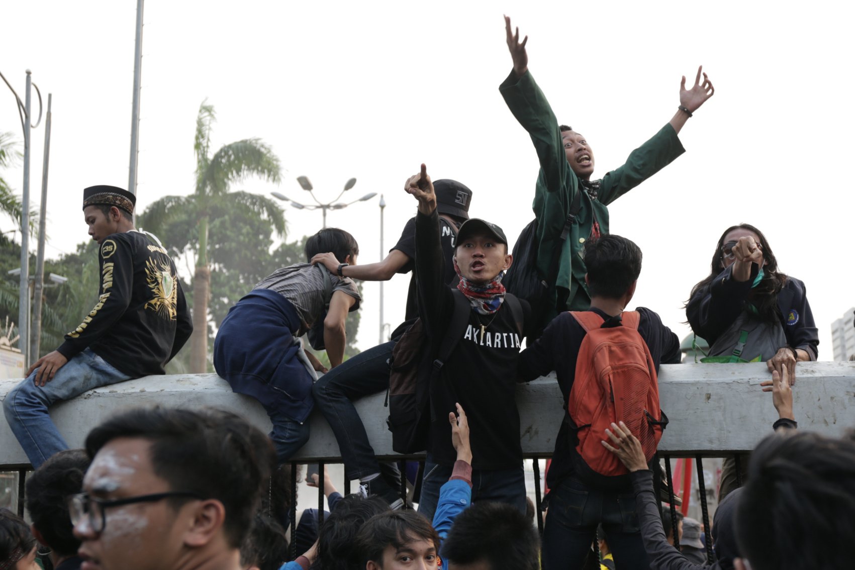Kericuhan dalam unjuk rasa di depan kompleks Parlemen di Jakarta, Selasa (24/9/2019). Ribuan mahasiswa yang berasal dari kampus di sejumlah daerah itu turun ke jalan berdemonstrasi menolak UU KPK dan pengesahan RUU KUHP.\r\n