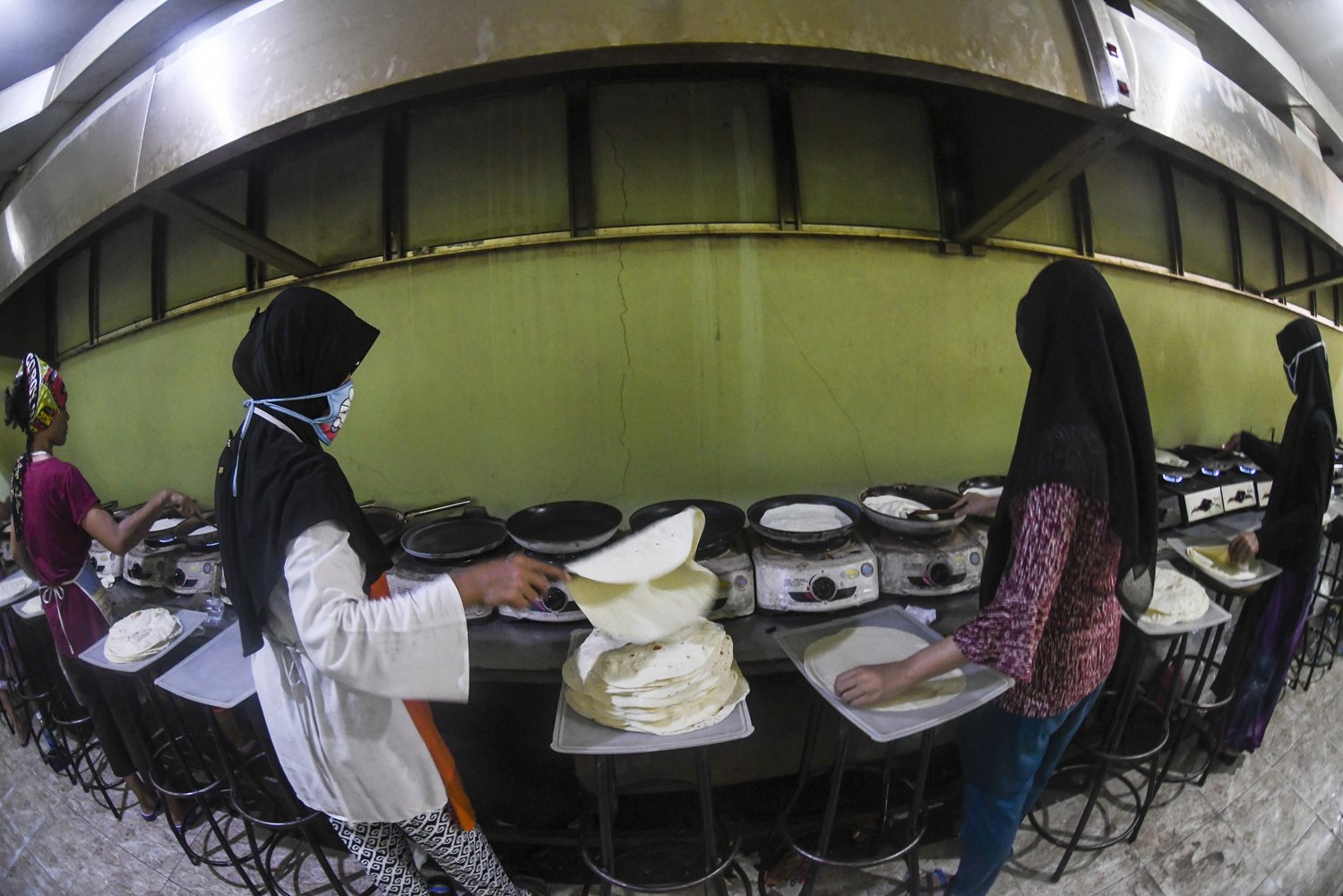 Pekerja menyelesaikan pembuatan kulit kebab di Kampung Kue, Surabaya, Jawa Timur.