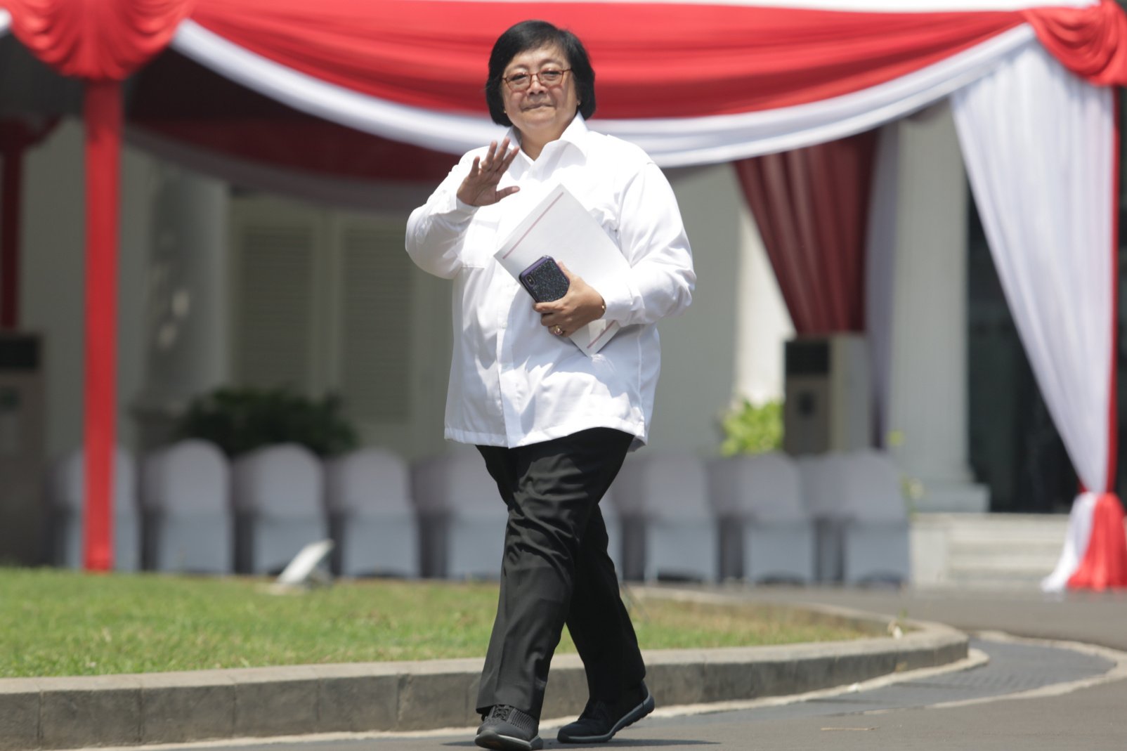 Menteri Lingkungan Hidup dan Kehutanan Siti Nurbaya Bakar. Dia mendatangi Istana Kepresidenan, Jakarta (22/10/2019).