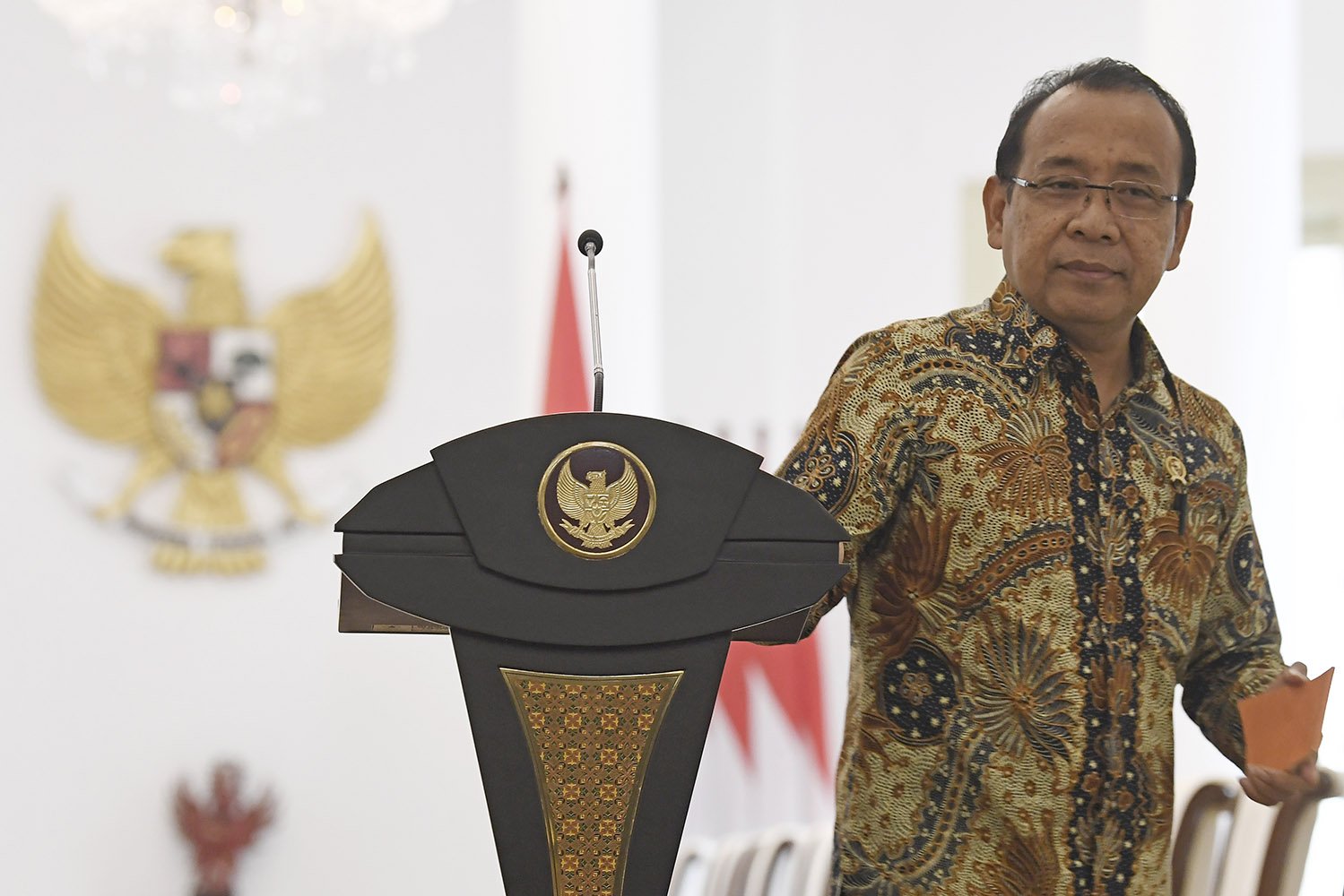 Menteri Sekretaris Negara Pratikno. Dia saat meninggalkan ruangan usai pengumuman Pelaksana Tugas (Plt) Menpora di Istana Bogor, Jawa Barat, Jumat (20/9/2019).
