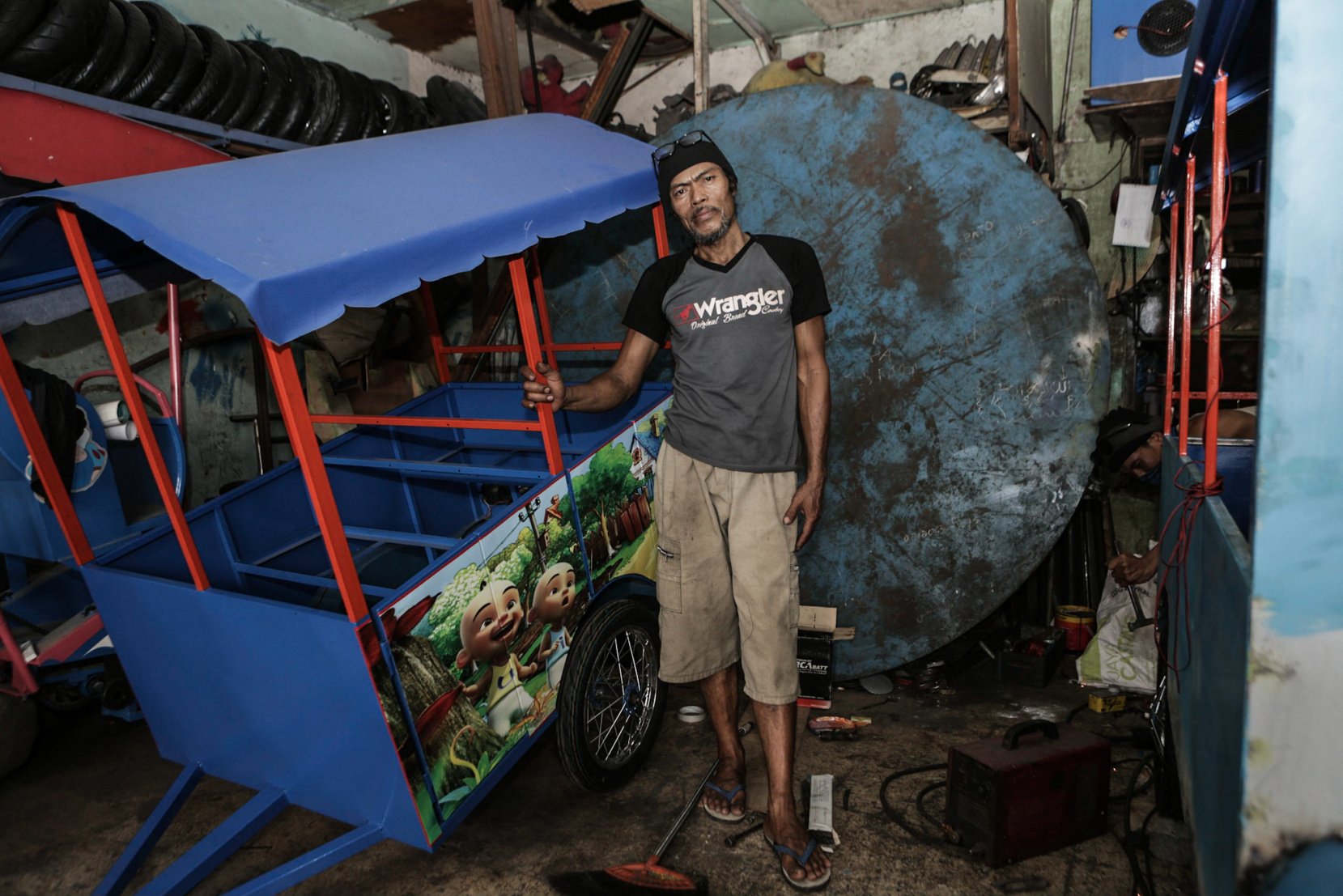 Asep (57) pembuat odong-odong keliling kawasan Cipinang Jakarta (1/11/2019). Pemesanan odong odong ini tidak menentu setiap bulannya. Bahkan pemesan odong odong ini lebih banyak dari luar pulau Jawa. 