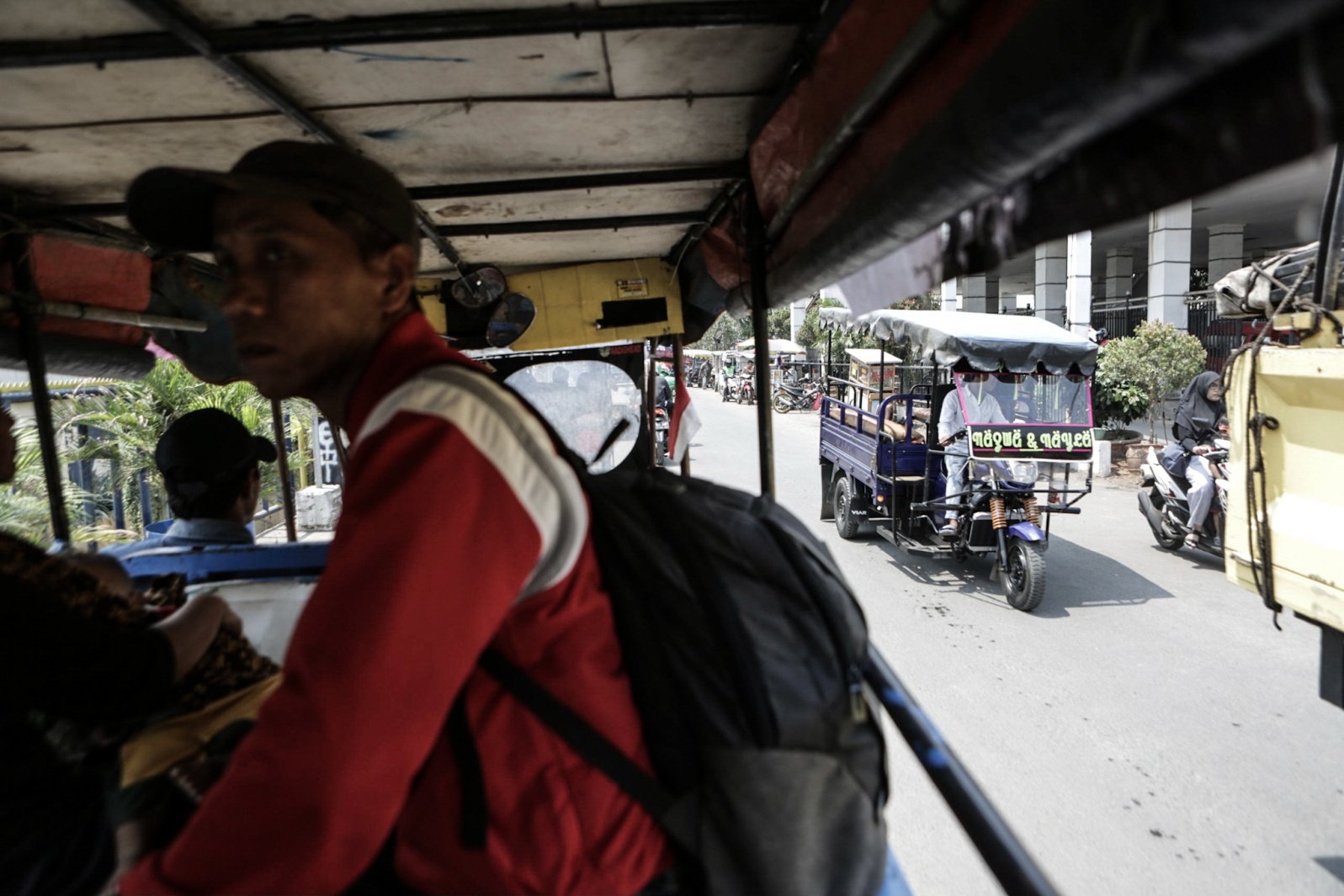 Odong odong melintas di kawasan Muara Angke, Jakarta Utara (2/11/2019). Tak cuma menjadi hiburan anak-anak, odong-odong yang biasanya dirancang menggunakan basis mobil atau sepeda motor ini juga kerap dimanfaatkan untuk menjadi alat transportasi alternatif bagi warga.
