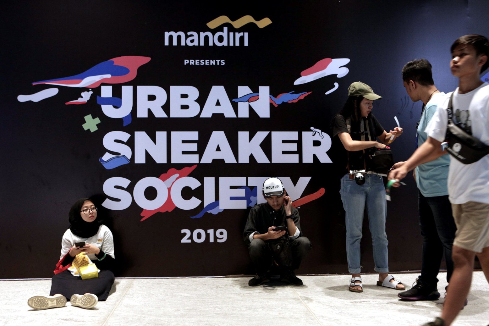 Pengunjung terlihat memegang sepatu dalam bazar Urban Sneaker Society di ke plaza Gedung District 8, SCBD, Jakarta Selatan (08/11/2019). Terdapat beberapa brand sepatu yang merilis produk hasil kolaborasi eksklusifnya, diantaranya sepatu Compass, Untold, Rafheoo Footwear, hingga G-Shock. Selain itu, ada pula kolaborasi eksklusif seperti ublic Culture, FR2 (Fxxcking Rabbit), Atmos, hingga Round Two by Sean Wotherspoon.